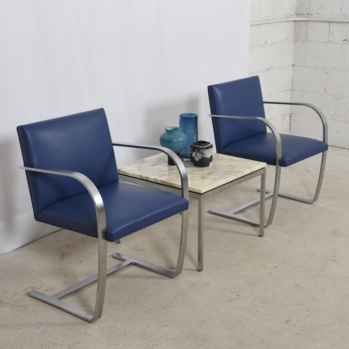 Paar flache Brünner Barstühle aus Edelstahl mit Cadet-Blauer Lederpolsterung im Angebot 1