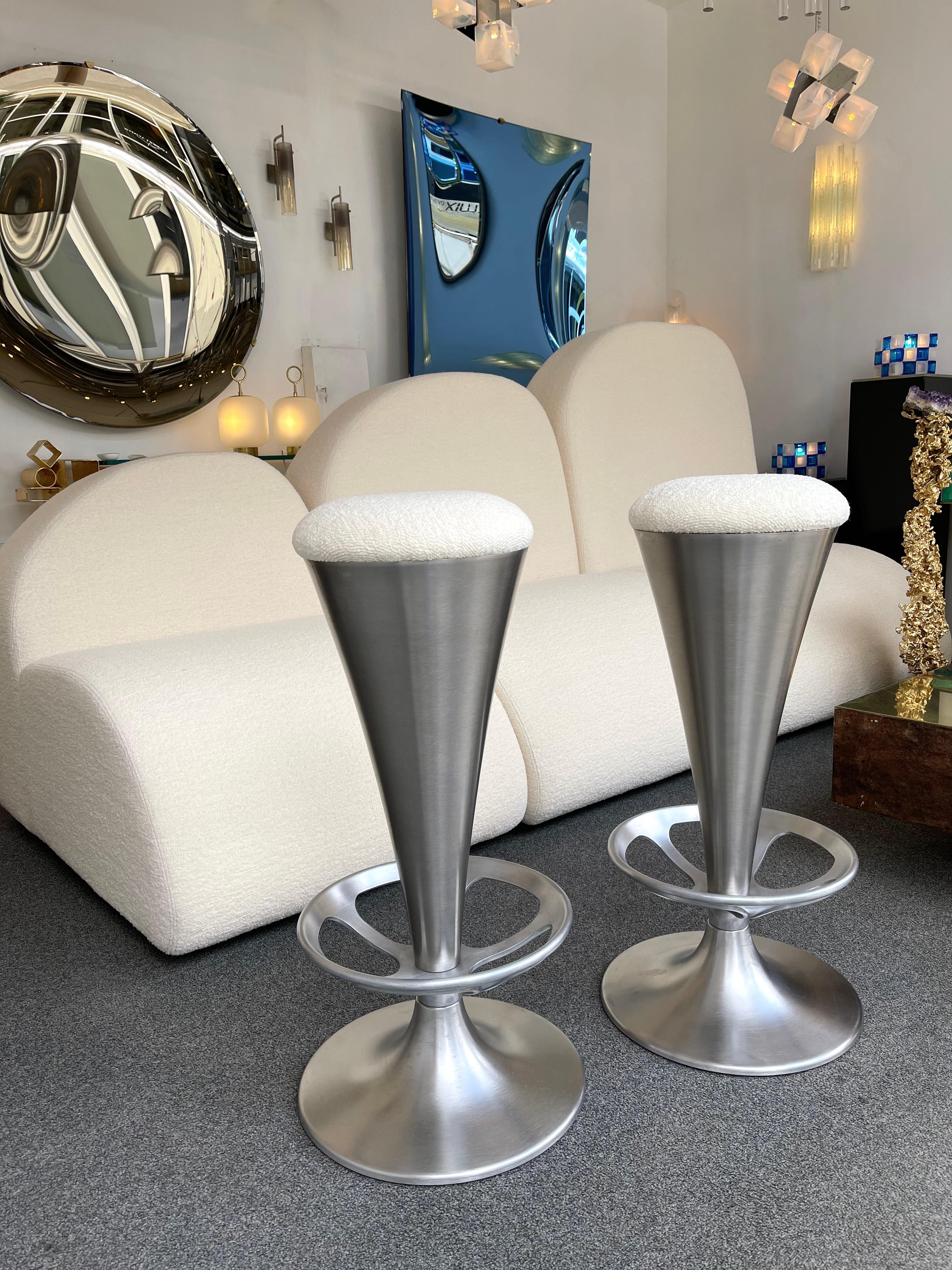 Pair of Stainless Steel Metal Cone Bar Stools, Italy, 1990s In Good Condition For Sale In SAINT-OUEN, FR