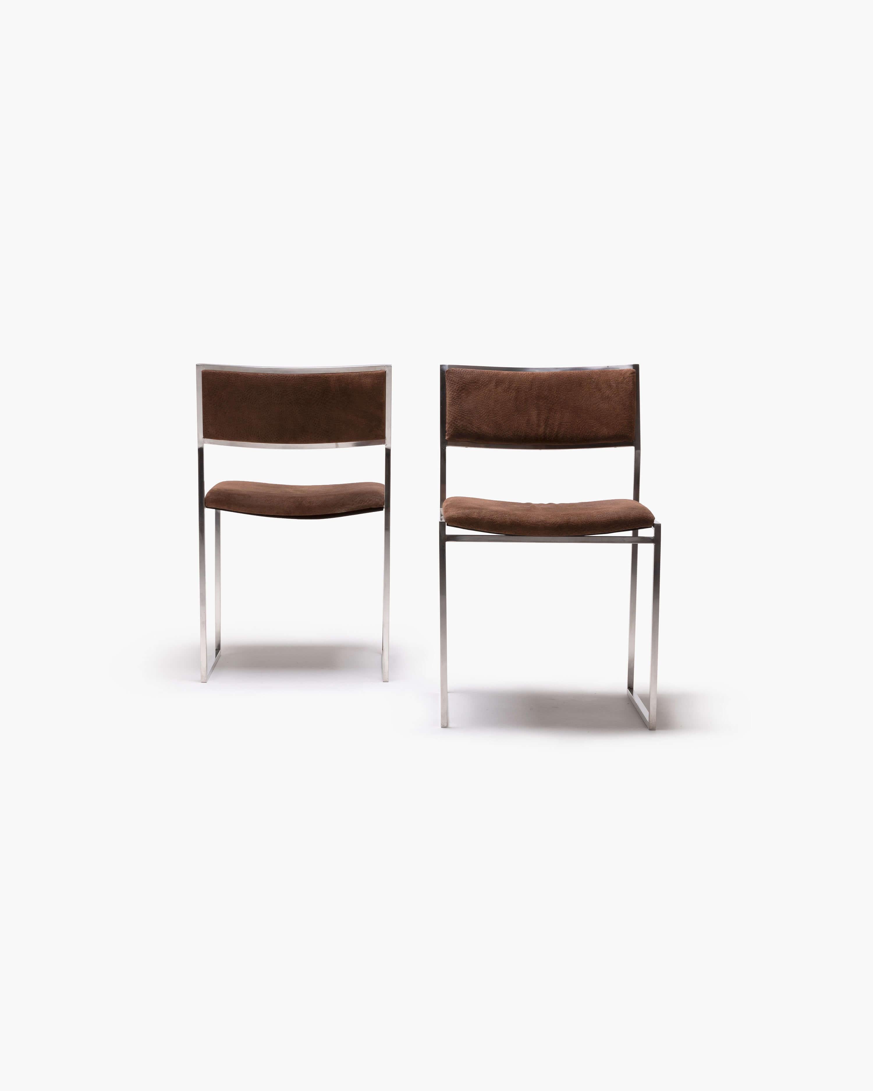 Erleben Sie das ikonische Design von Willy Rizzo mit diesem außergewöhnlichen Paar SQ-Stühle. Die 1970 gefertigten Stühle bestechen durch ihre markante Edelstahlstruktur, die zeitgenössische Eleganz ausstrahlt. Die auffällige Polsterung aus dunkel