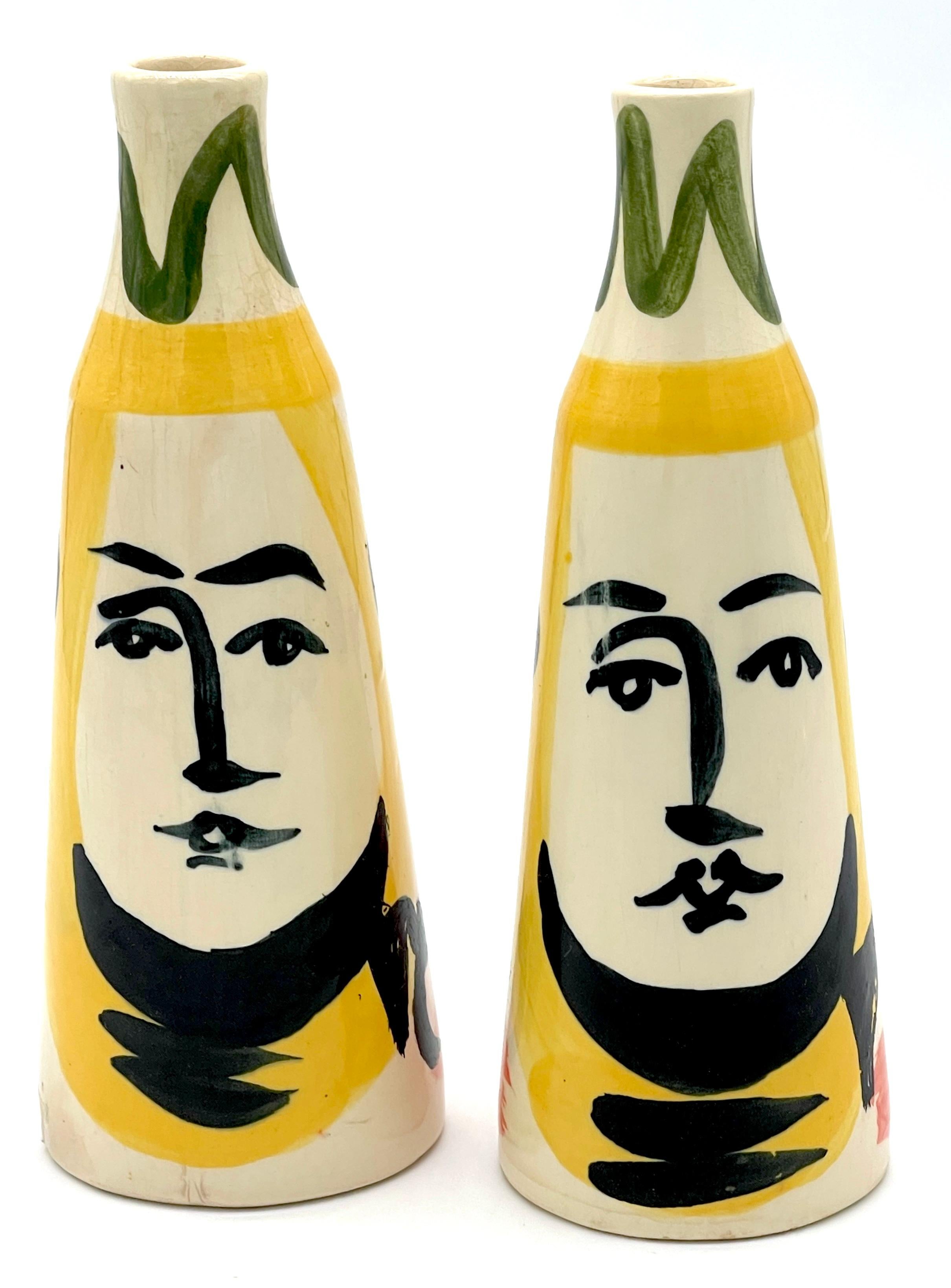 Paar gestempelte Padilla Picasso-Keramik-Vasen mit konischem Gesicht
Nach Pablo Picasso
Jedes Exemplar mit dem Stempel 'Femo 1944 Edition Picasso Padilla  hv Mexiko '

Ein feines Paar gestempelter Padilla Picasso Keramikvasen mit konischem Gesicht,