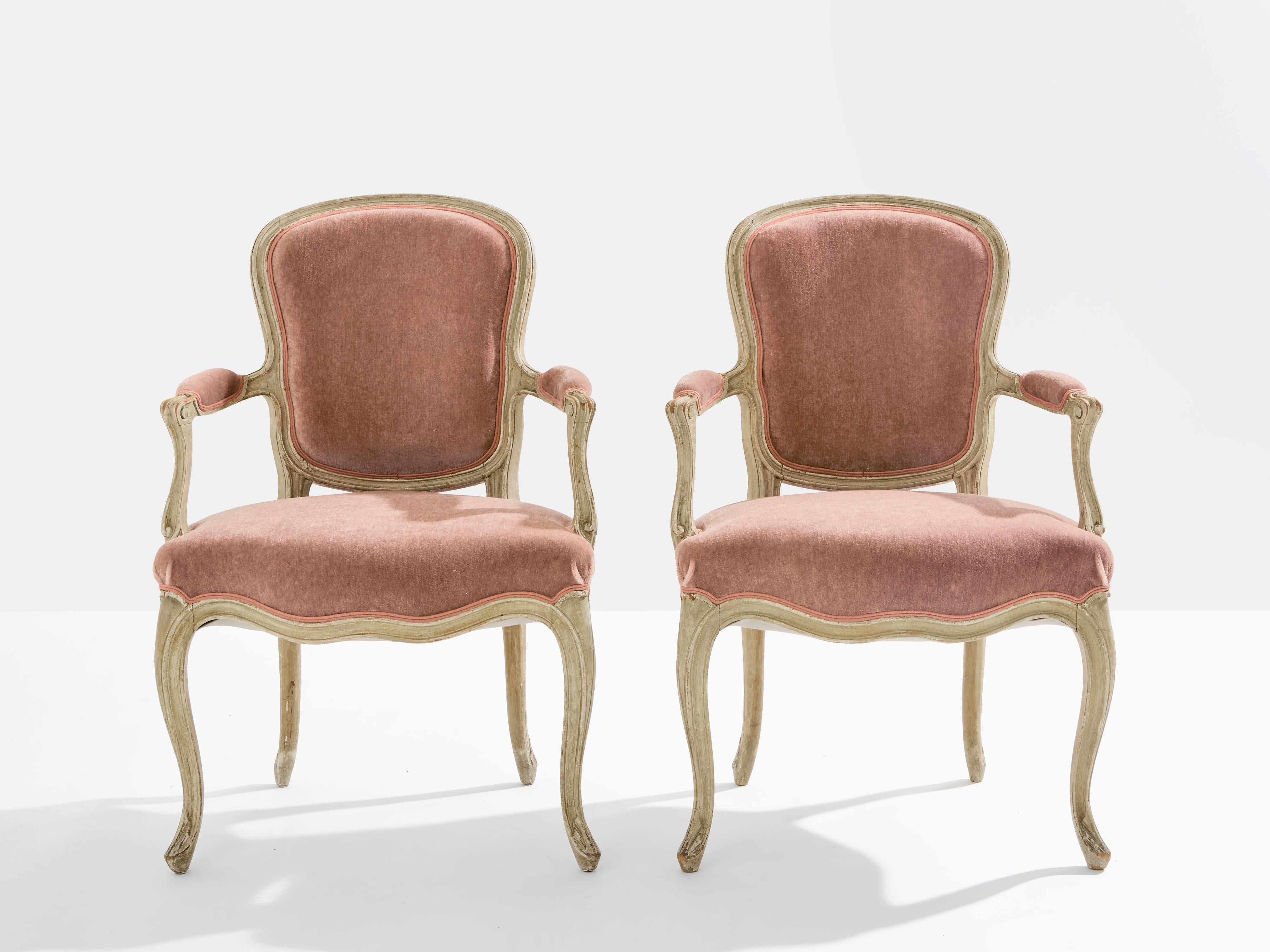 La artesanía de este par de sillones estaba muy cuidada, y realmente se nota unas ocho décadas después. Los sillones fueron fabricados y estampados por la Maison Jansen a principios de la década de 1940 en su puro estilo neoclásico de inspiración
