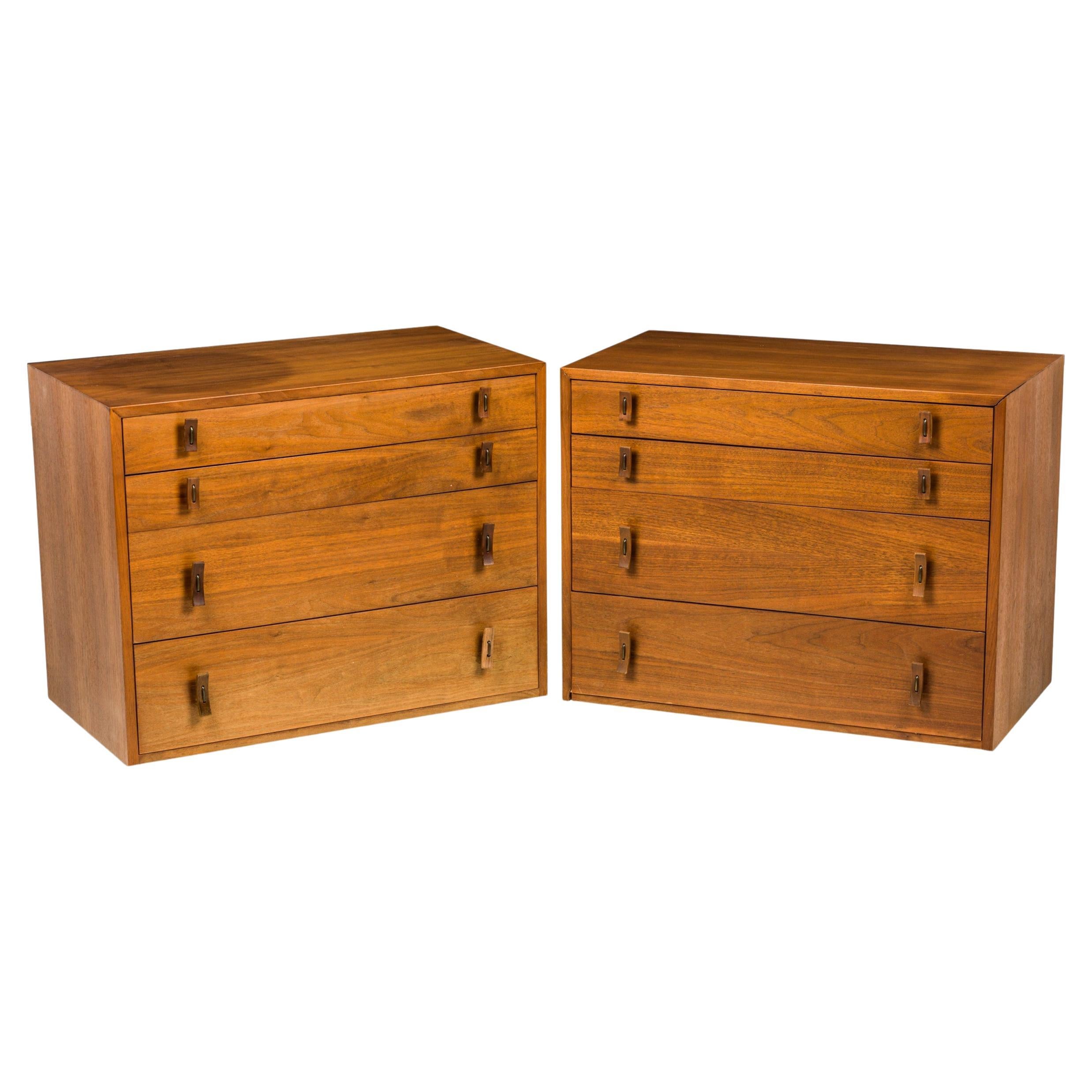 Ein Paar 4-Schubladen-Schubladen aus Nussbaumholz von Stanley Young für Glenn aus Kalifornien, Mitte des Jahrhunderts