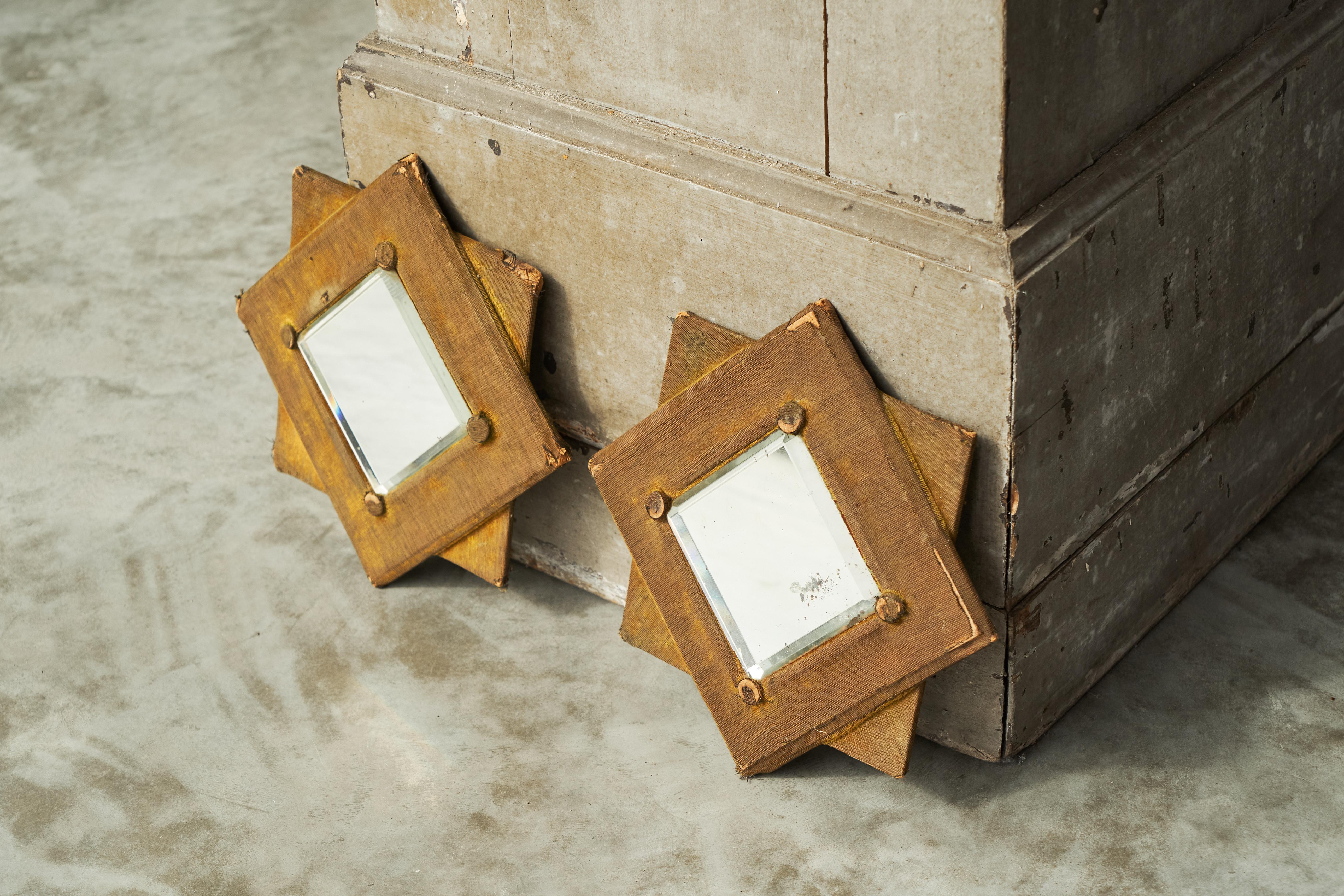 Paire de miroirs muraux en forme d'étoile en velours délavé, Royaume-Uni, fin du XIXe siècle.

Voici une charmante paire de miroirs muraux en velours en forme d'étoile, parfaitement patinés. Ils ont été fabriqués à la fin du XIXe siècle,