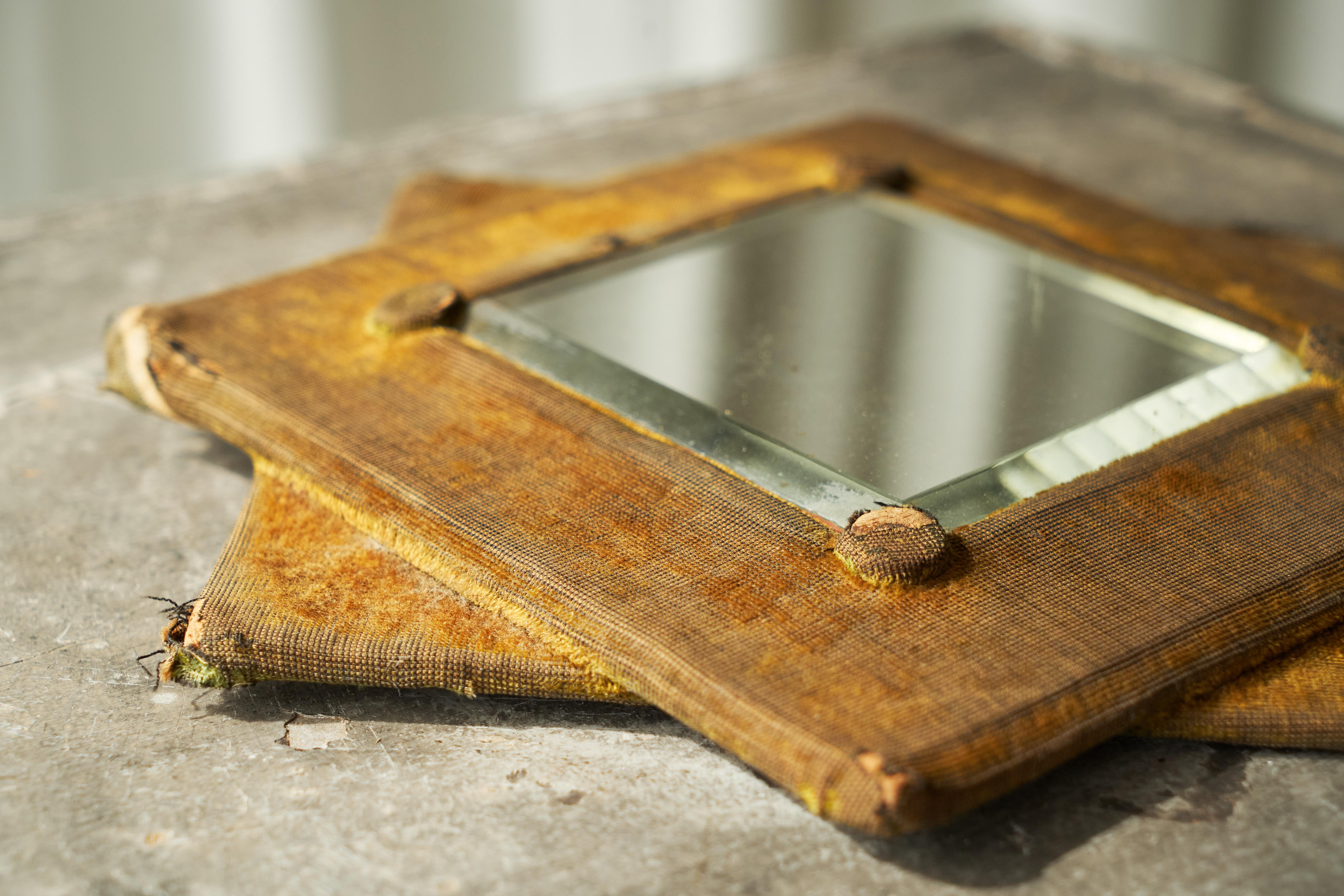 Paire de miroirs muraux en forme d'étoile en velours délavé fin du 19ème siècle en vente 1