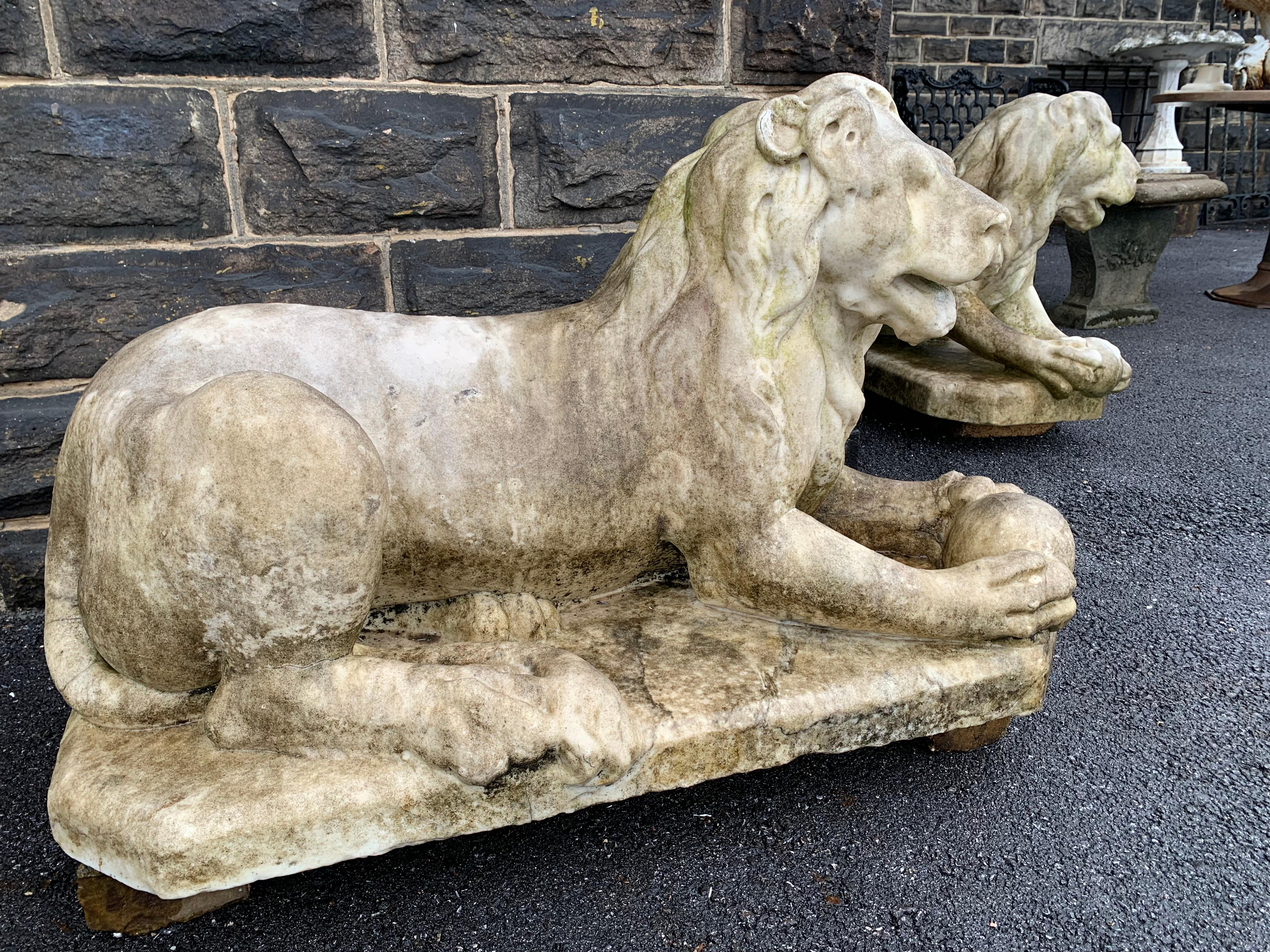 Pareja de Leones Estatuarios de Mármol Estadounidense en venta