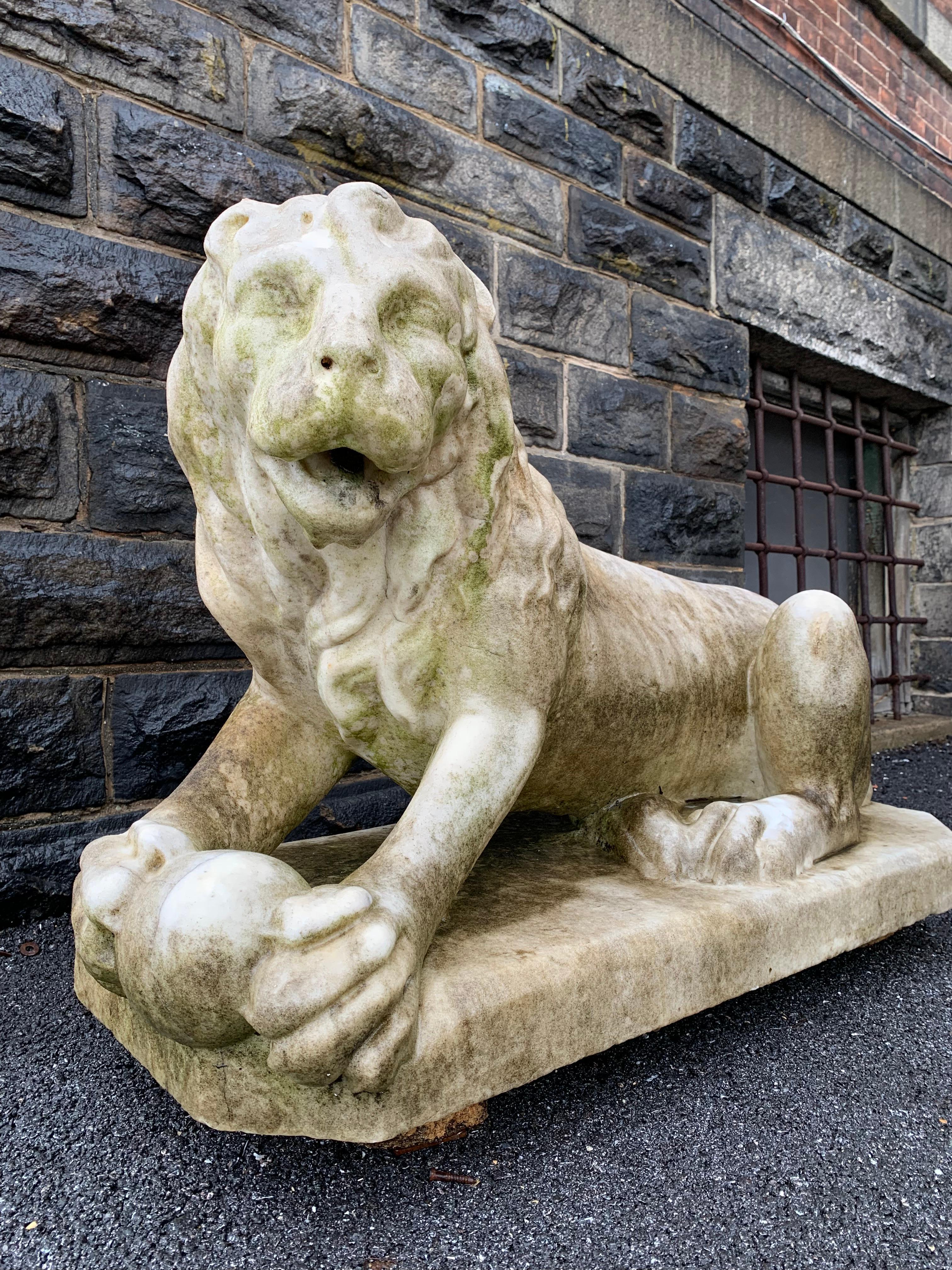 Pareja de Leones Estatuarios de Mármol Tallado en venta