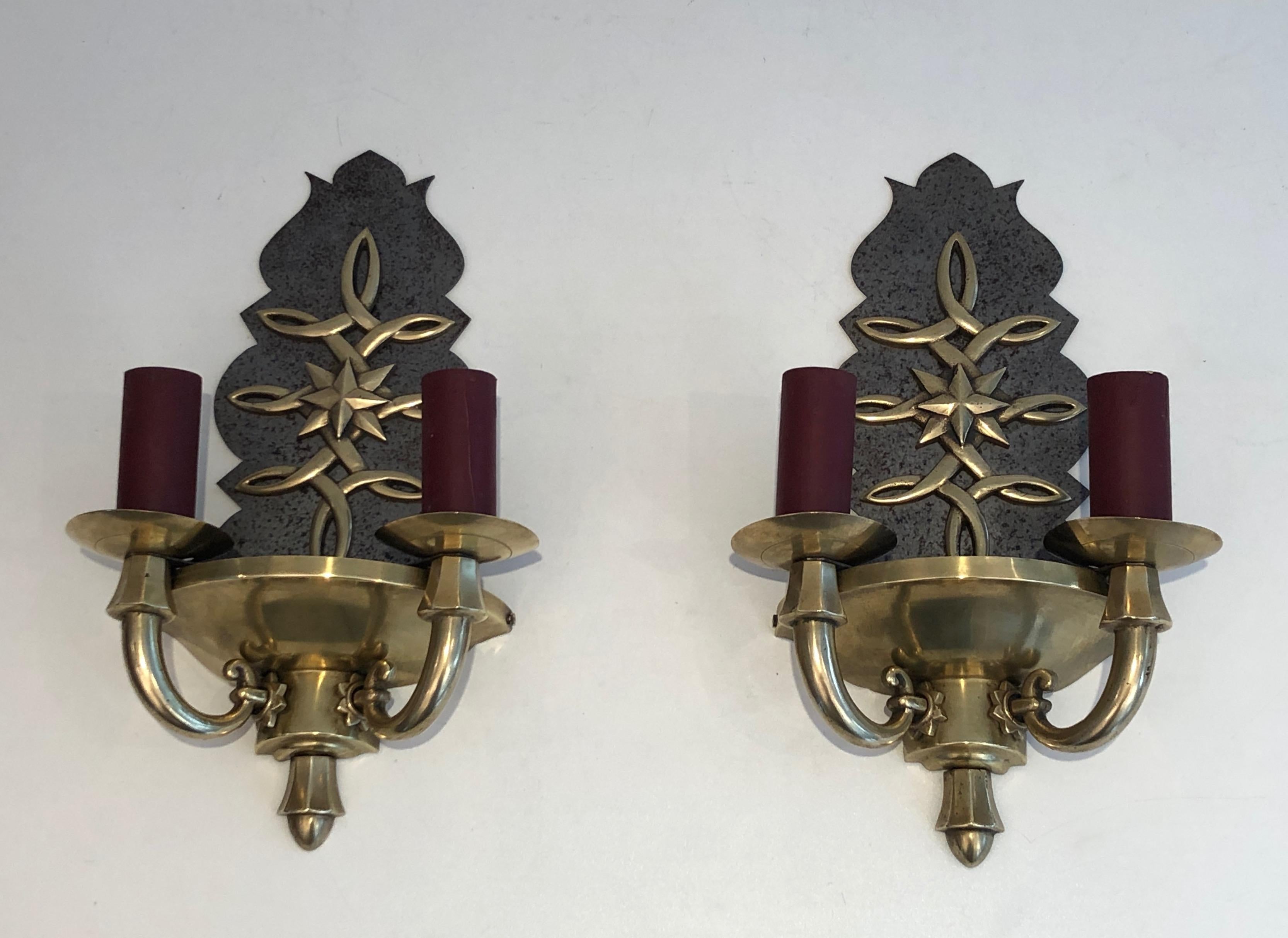 This pair of Art Deco wall lights is made of steel and brass. This is a French work, in the style of famous designer Jules Leleu. Circa 1930.