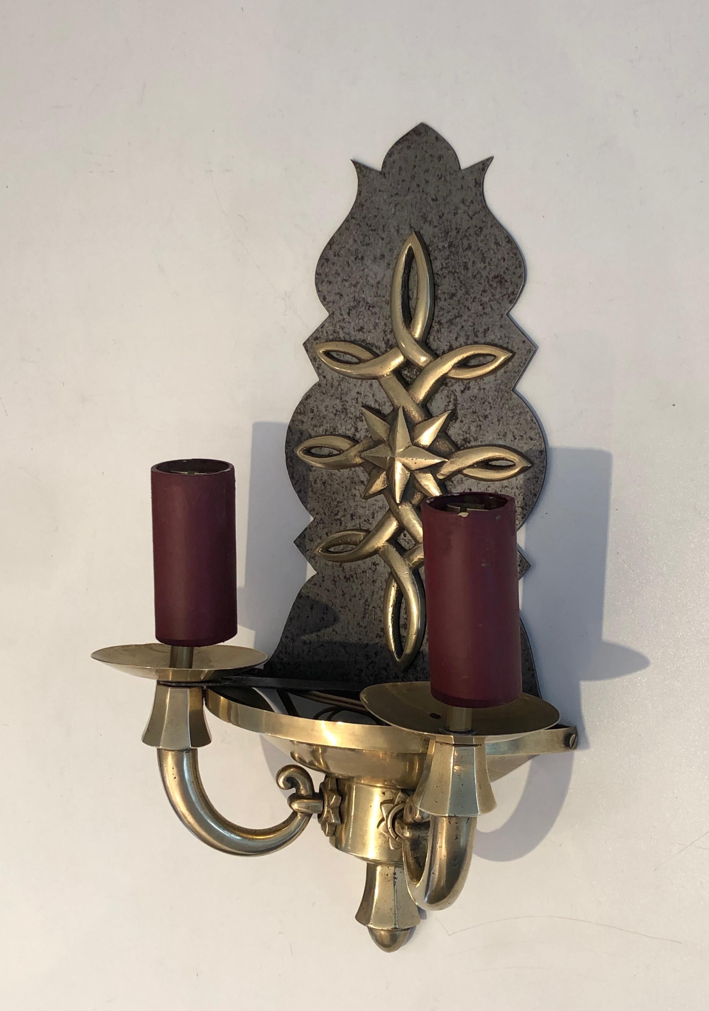 Brossé Paire d'appliques Art Deco en acier et laiton, dans le style de Jules Leleu en vente