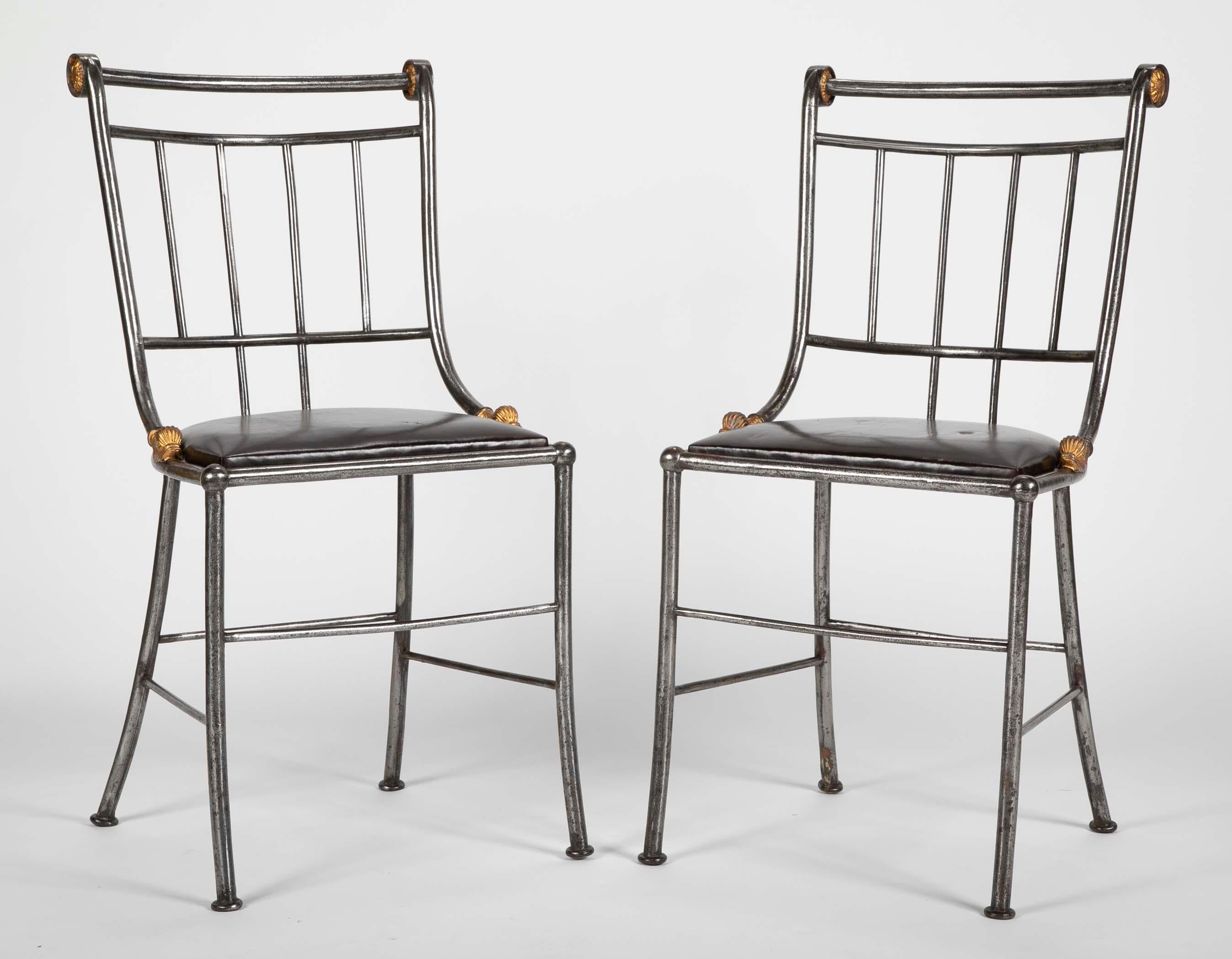 Ein attraktives Paar Beistellstühle aus Stahl und vergoldetem Metall mit schwarzen Ledersitzen. Verkauft in Paaren. Vier verfügbar.