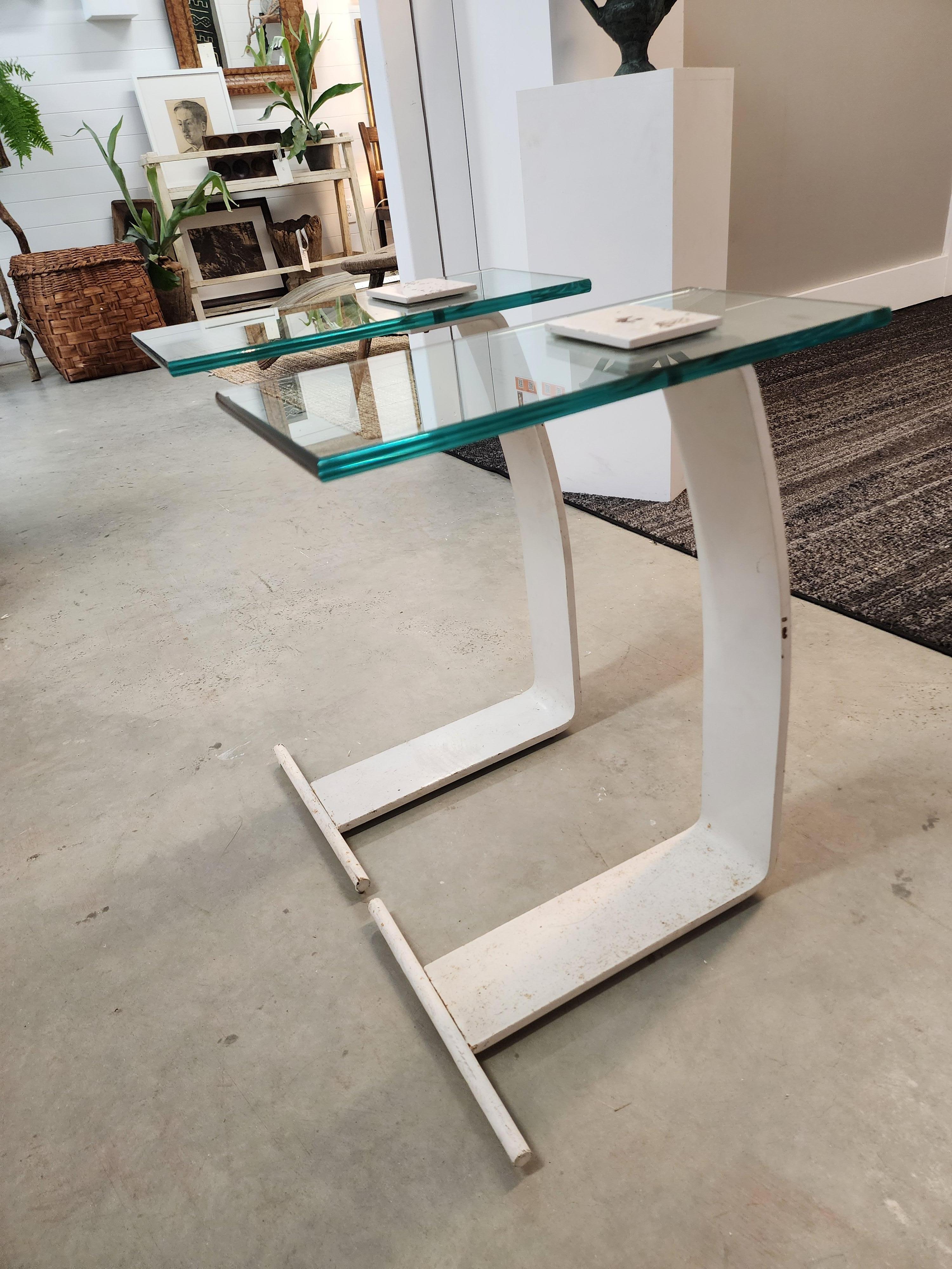 Une magnifique paire de tables d'appoint du Design/One america. La seule paire que je connaisse conserve, d'origine, une surface peinte en blanc appliquée en usine. Nous le savons car les labels originaux sont apposés sur cette surface blanche.
La