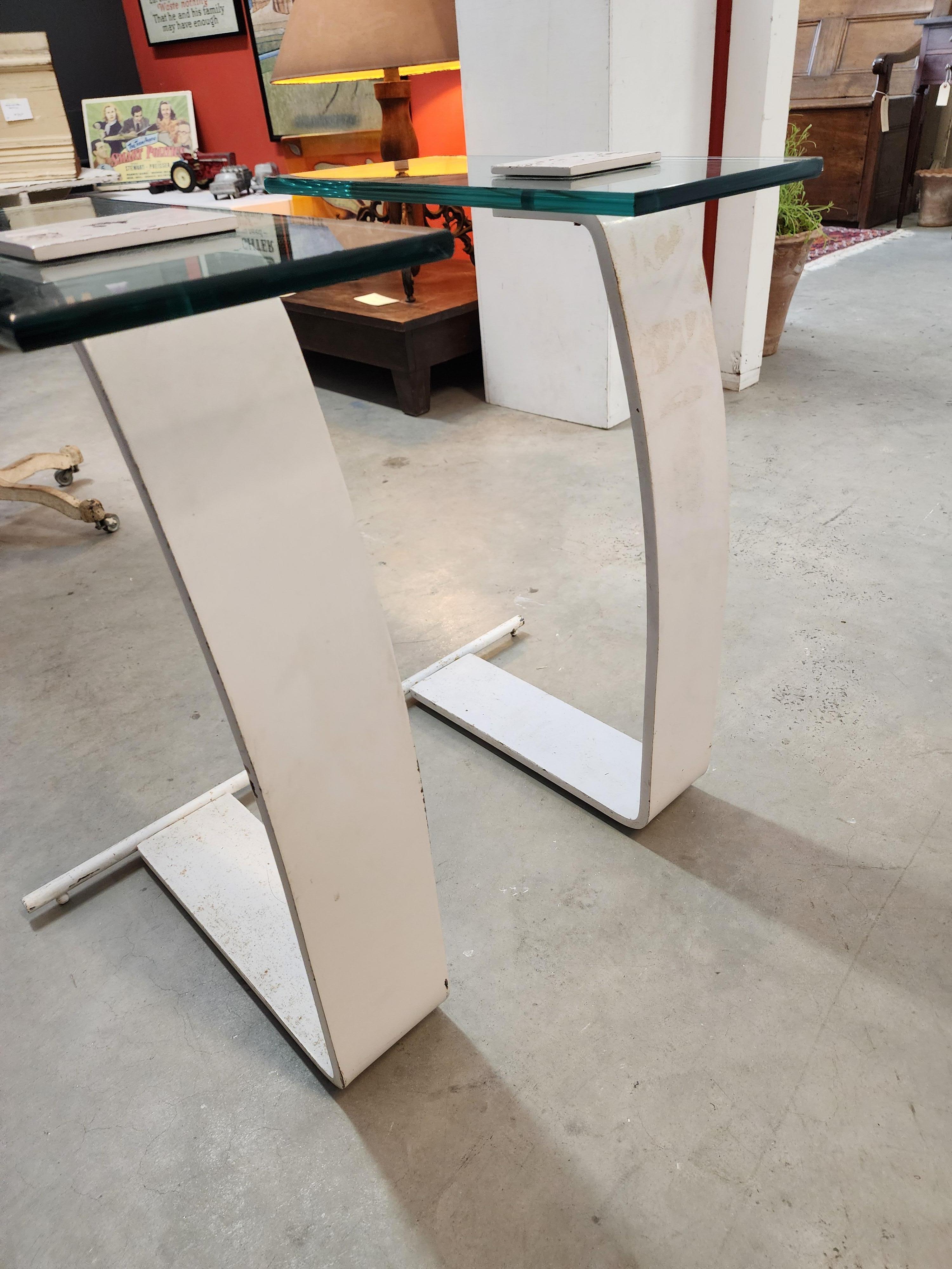 Mid-Century Modern Paire de tables d'appoint en acier et verre en porte-à-faux par Design Institute of America en vente