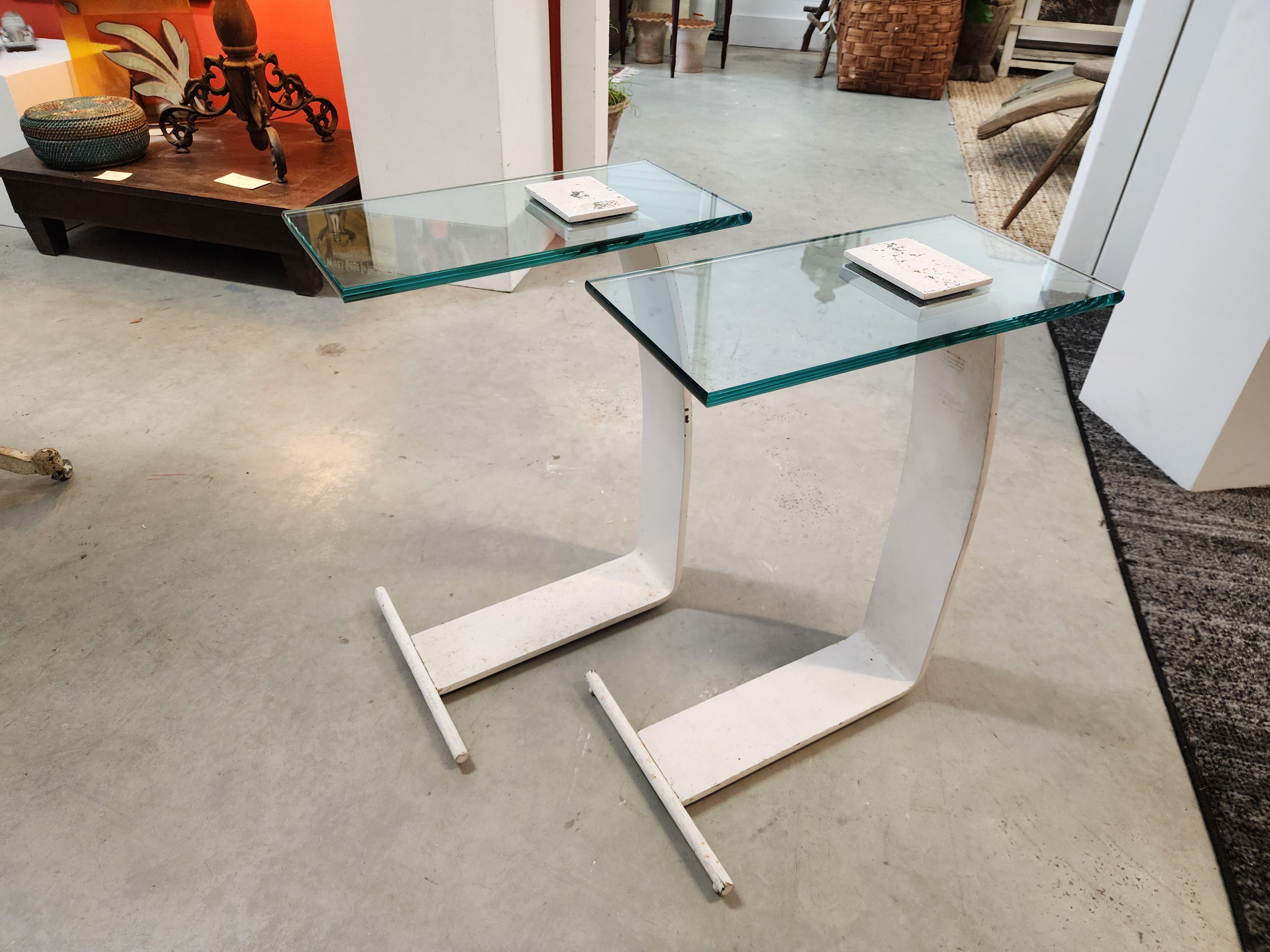 Verre Paire de tables d'appoint en acier et verre en porte-à-faux par Design Institute of America en vente
