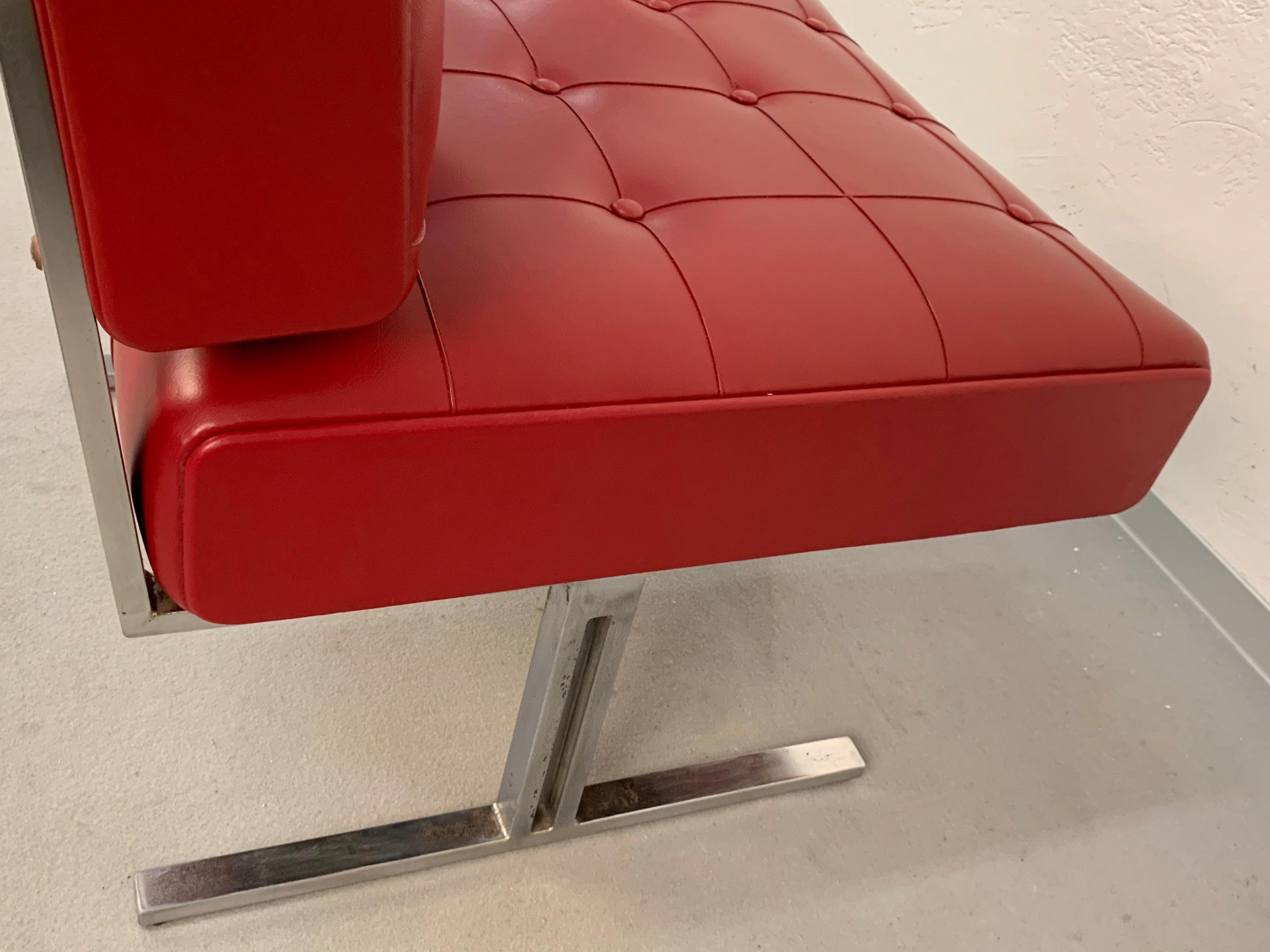 Pareja de sillones de acero y piel sintética roja Skay según Hausmann De Sede, años 50 en venta 3