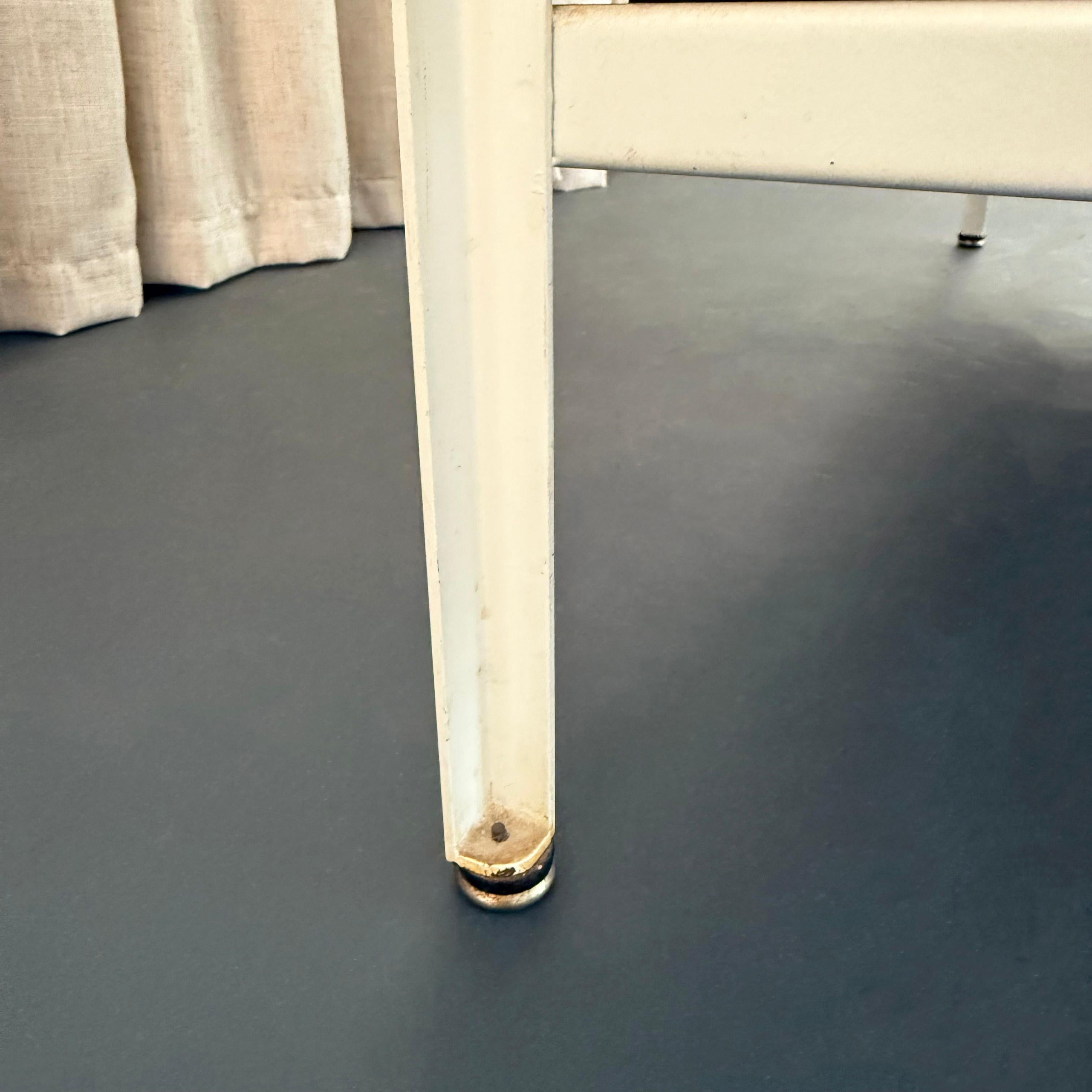 Coppia di comò con struttura in acciaio di George Nelson per Herman Miller in vendita 5