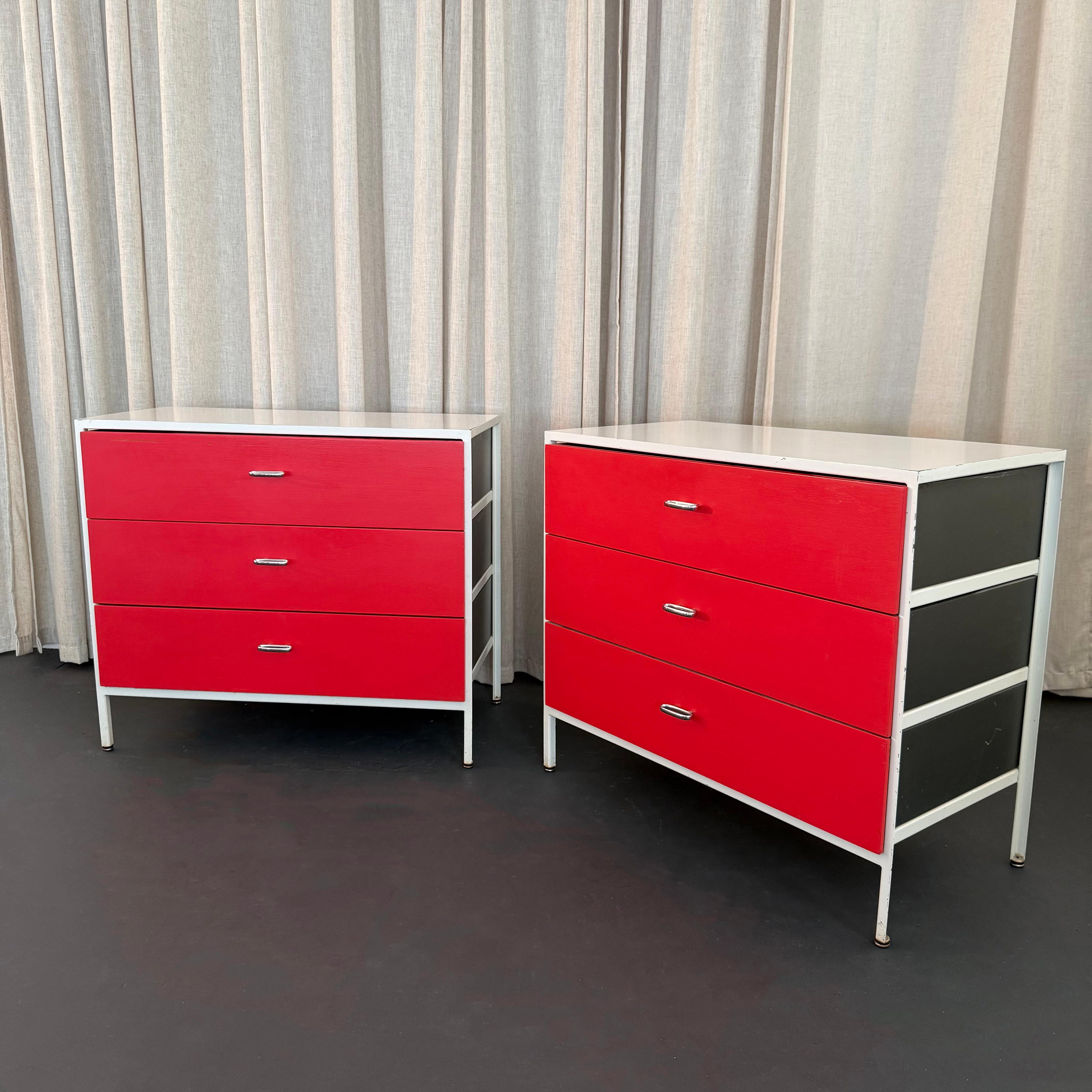 Questa coppia di comò con struttura in acciaio di stile Mid-Century Modern 