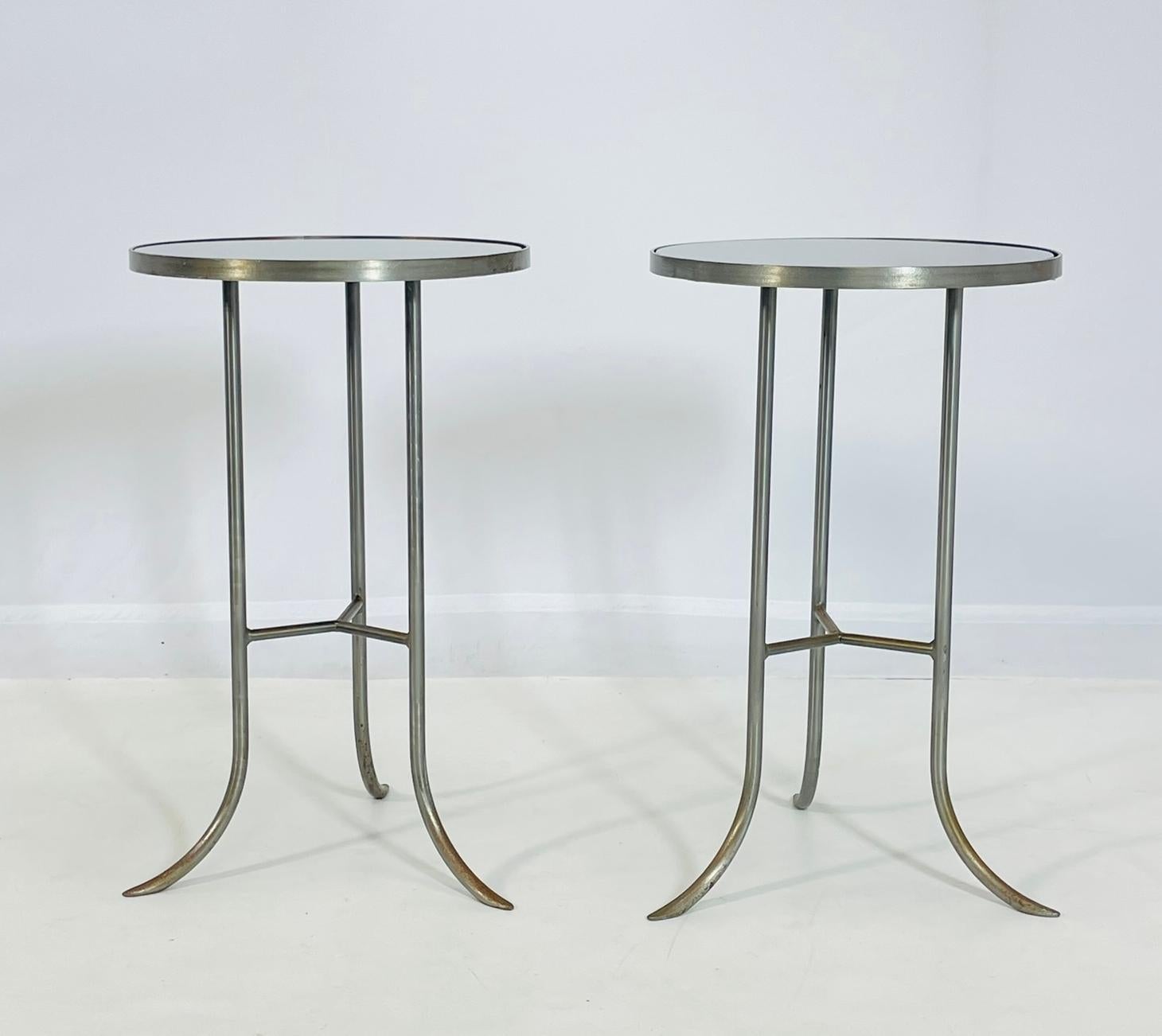 Mid-Century Modern Paire de tables d'appoint/d'extrémité en acier et verre fabriquées en Italie en vente