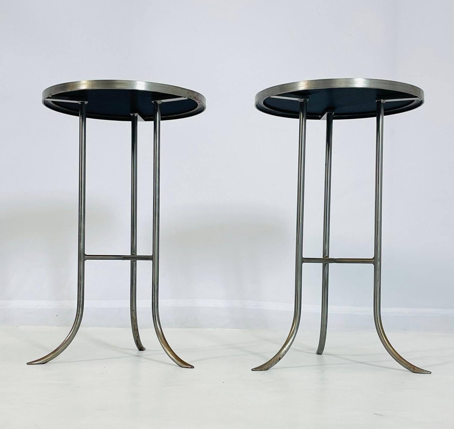 italien Paire de tables d'appoint/d'extrémité en acier et verre fabriquées en Italie en vente
