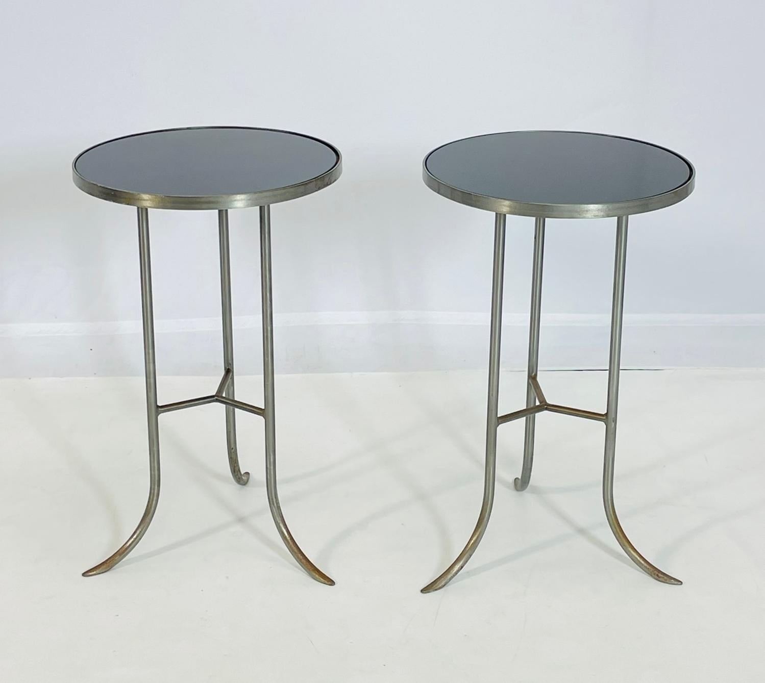 Fait main Paire de tables d'appoint/d'extrémité en acier et verre fabriquées en Italie en vente