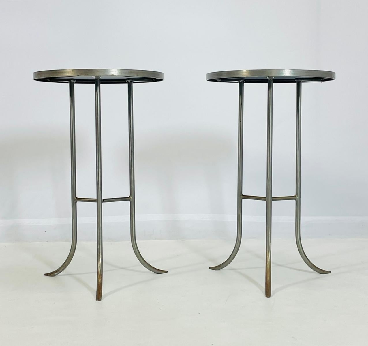 Paire de tables d'appoint/d'extrémité en acier et verre fabriquées en Italie Bon état - En vente à Los Angeles, CA