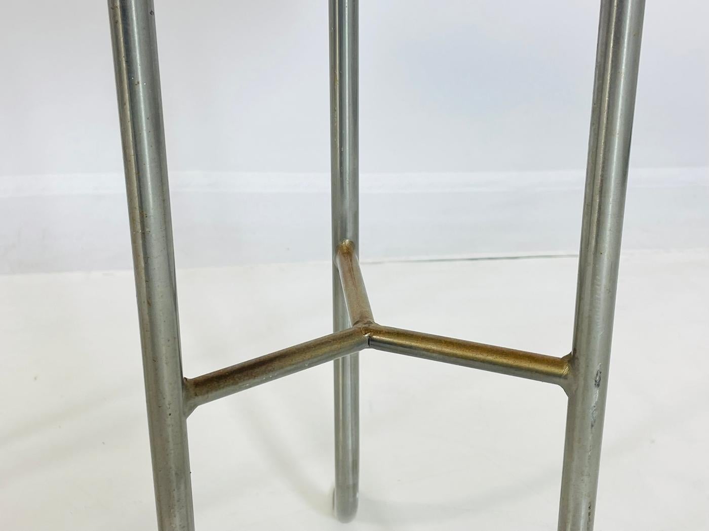 Acier Paire de tables d'appoint/d'extrémité en acier et verre fabriquées en Italie en vente