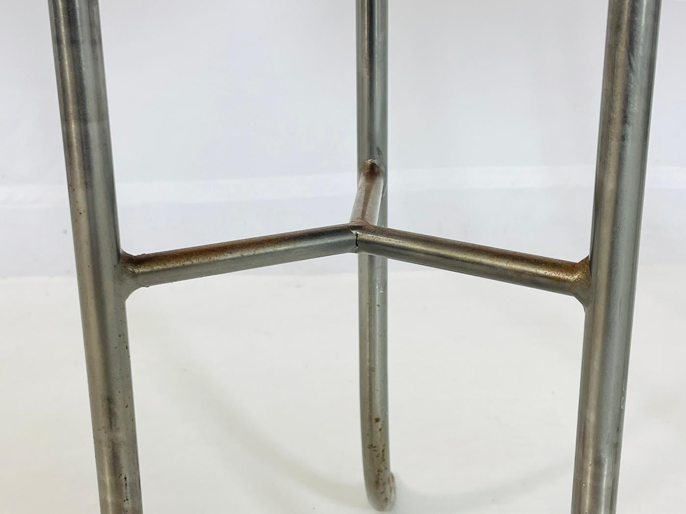 Paire de tables d'appoint/d'extrémité en acier et verre fabriquées en Italie en vente 1