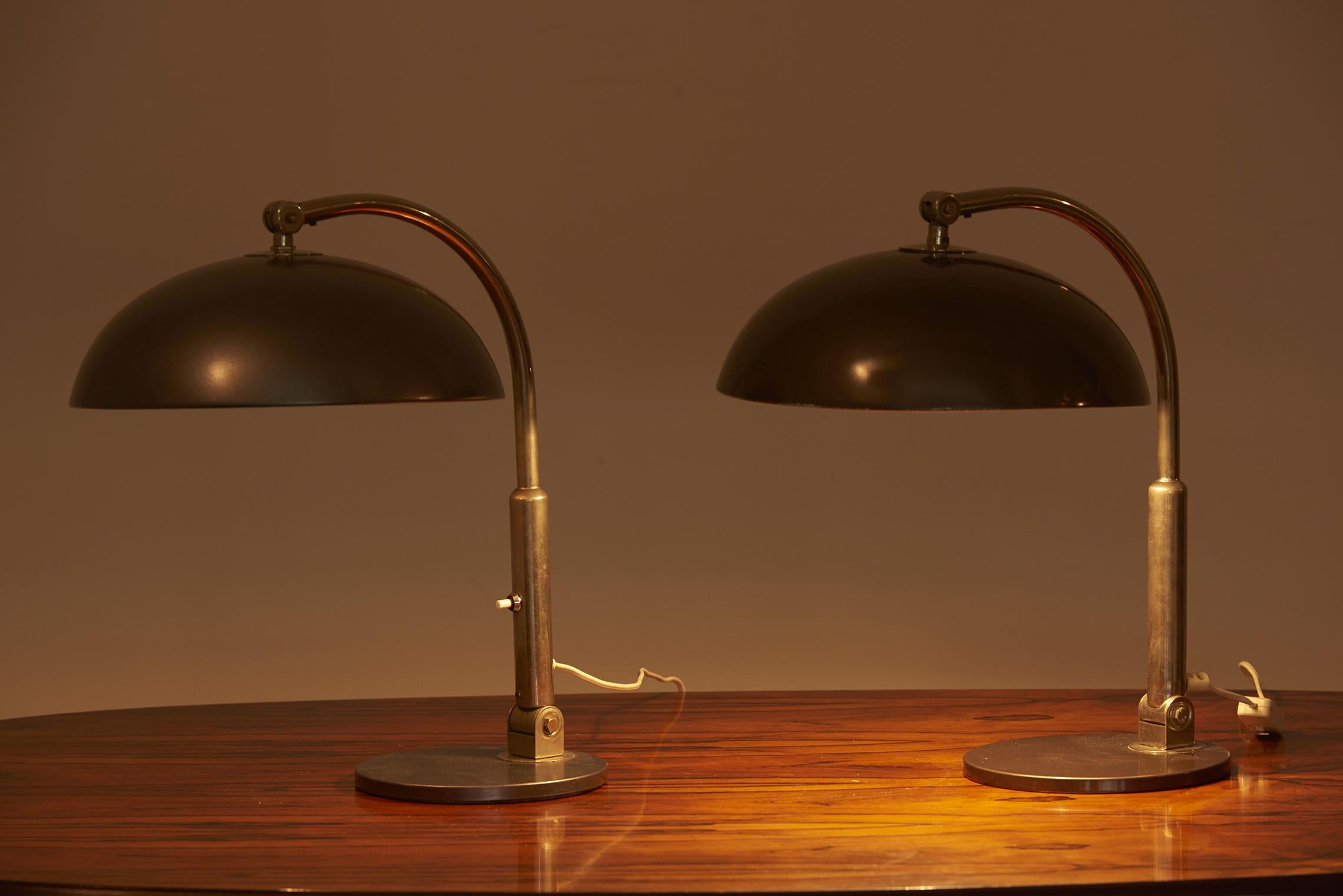 Pair of table lamps in painted and polished steel, 1950-1960s. The measurements apply to the lamp with the shade. Please note: Lamp should be fitted professionally in accordance to local requirements.