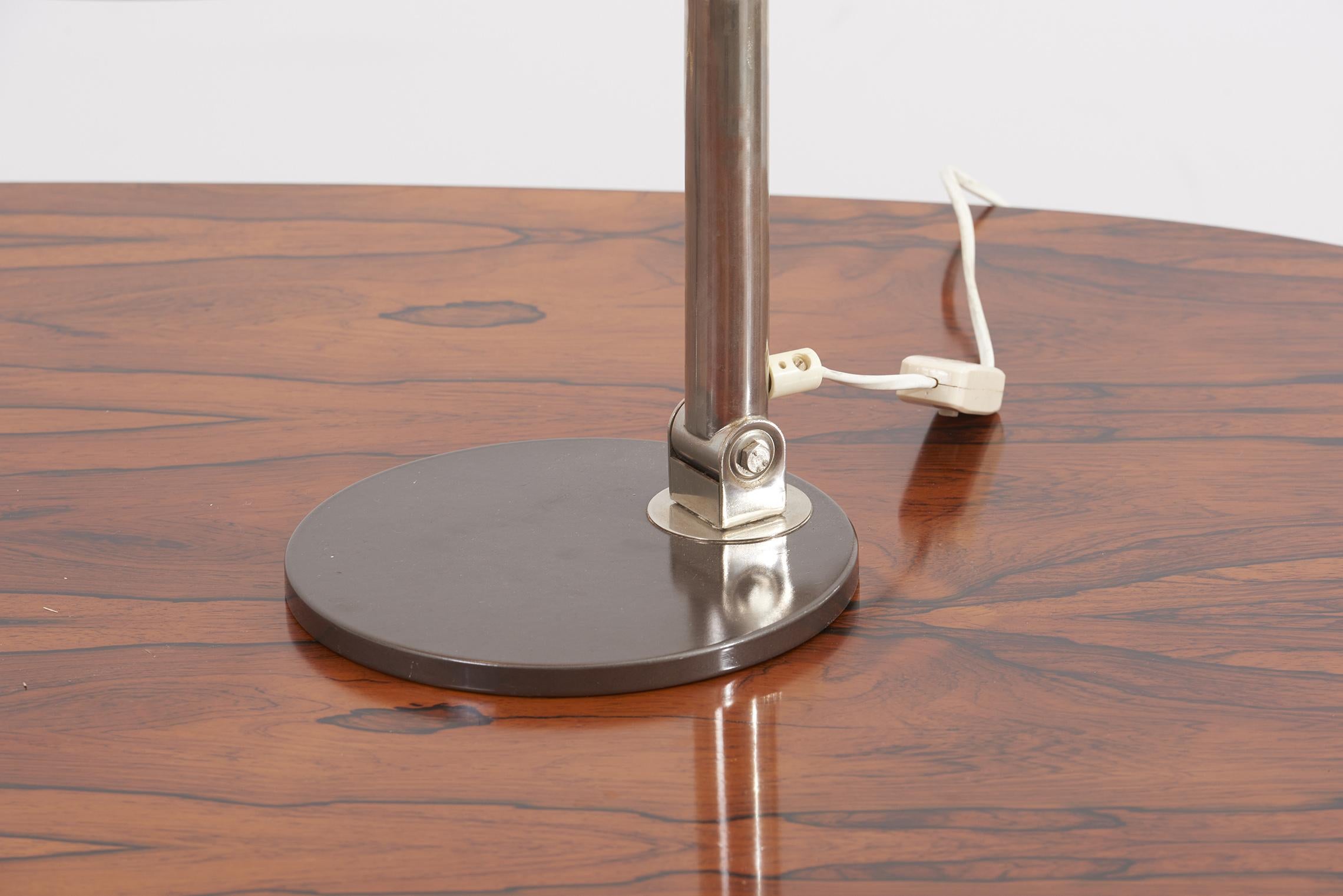 Paire de lampes de table en acier:: années 1950-1960 Bon état - En vente à Berlin, DE
