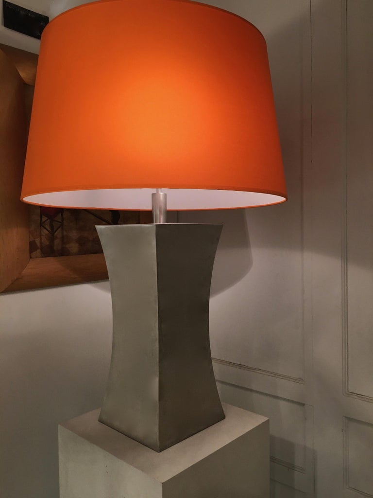 Pair of Steel Table Lamps with Orange Lampshades by Françoise Sée, France, 1970 For Sale 9