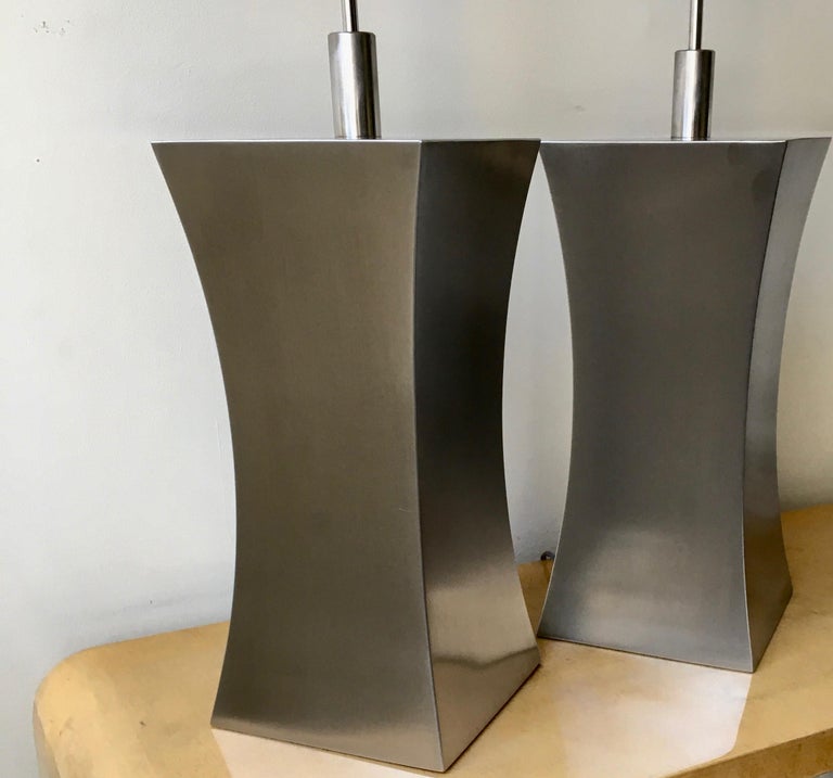 Pair of Steel Table Lamps with Orange Lampshades by Françoise Sée, France, 1970 In Excellent Condition For Sale In Brussels, BE