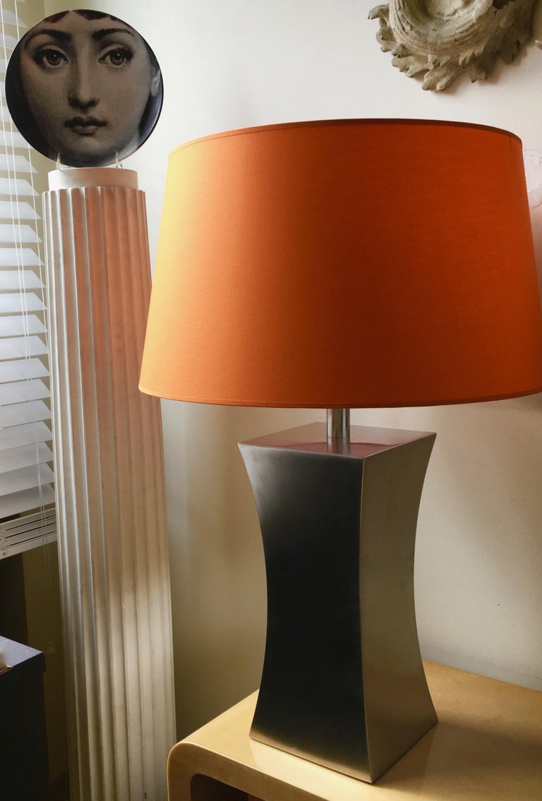 Pair of Steel Table Lamps with Orange Lampshades by Françoise Sée, France, 1970 For Sale 1