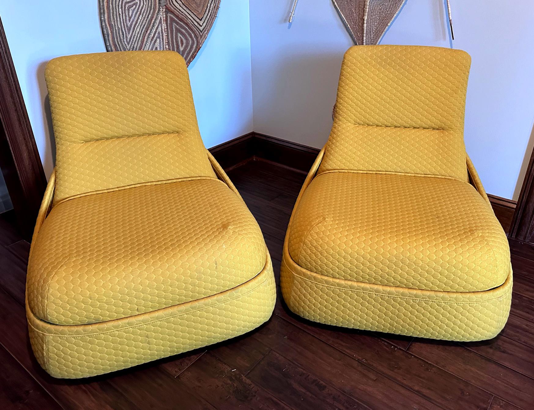 Disegnata da Patricia Urquiola e prodotta da Coalsse Steelcase US, questa coppia di sedie lounge convertibili Hosu è stata realizzata per offrire comfort e flessibilità di seduta. Possono essere facilmente convertiti da un salotto standard a un