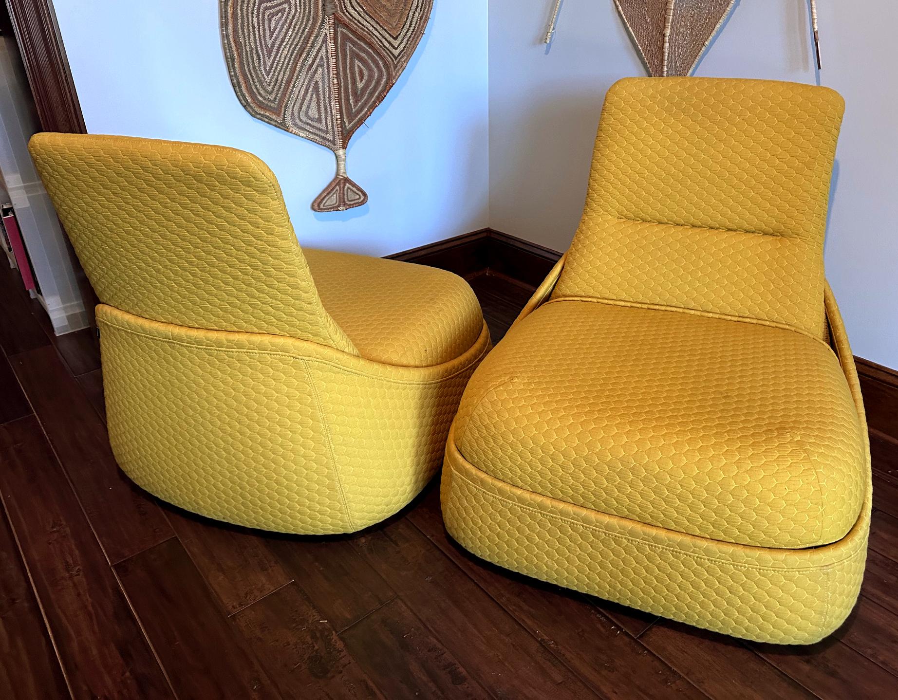 Coppia di sedie da salotto convertibili Steelcase Hosu con ottomana Patricia Urquiola In condizioni buone in vendita a Atlanta, GA