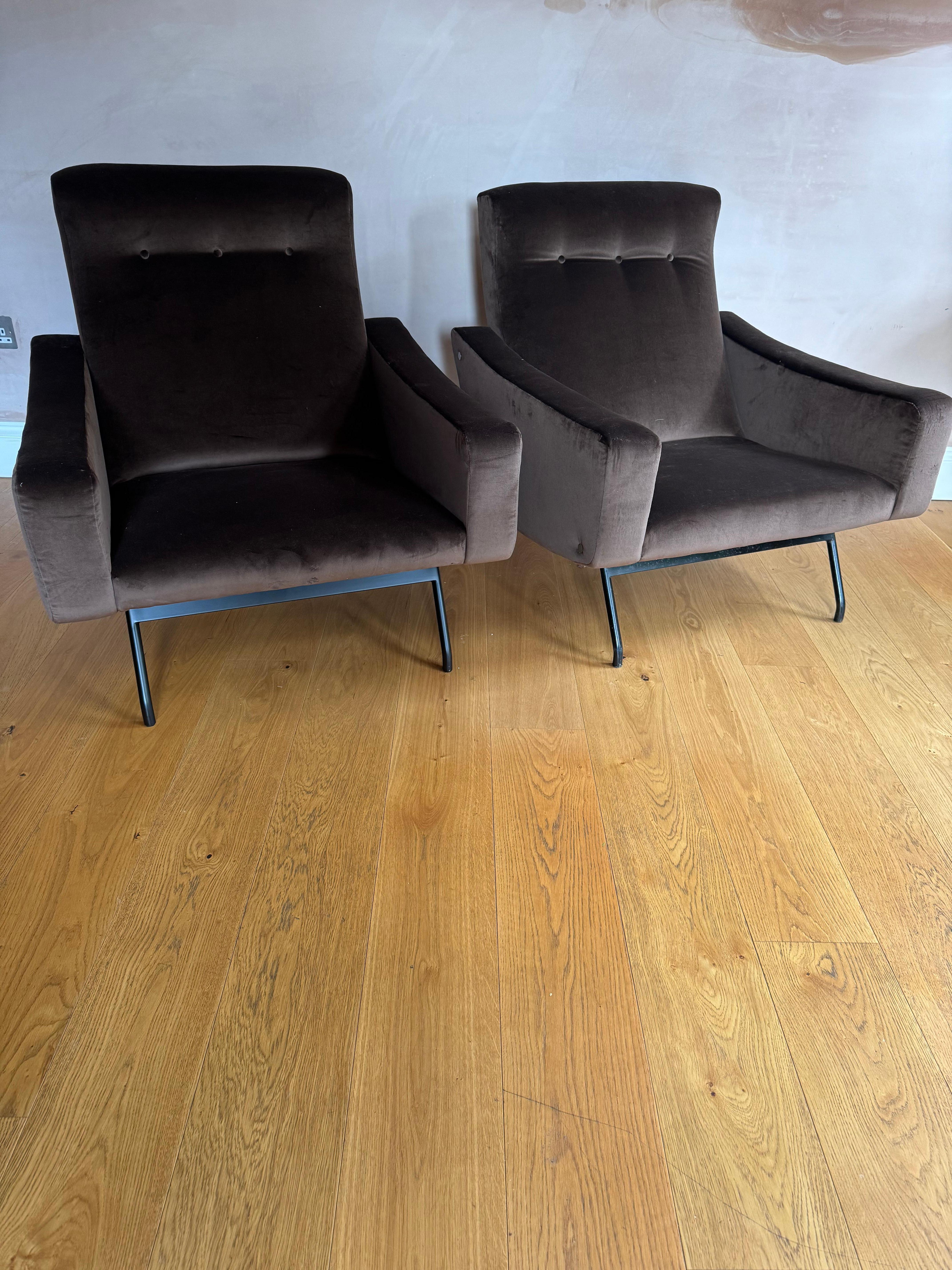 Francese Coppia di poltrone Steiner Galeon attribuite a Joseph Andre Motte in vendita