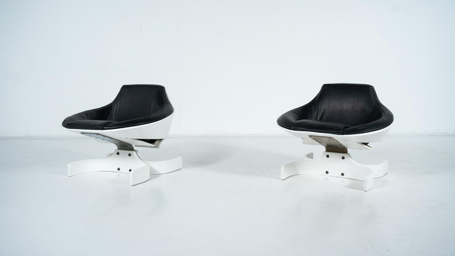 Coppia di poltrone Stella 1001 di Joe Colombo per Confort Italia, anni '60

La sedia Sella 1001, disegnata da Joe Colombo nel 1963, è un pezzo compatto e versatile.
Fa parte dell'approccio innovativo di Colombo al design dell'arredamento, che