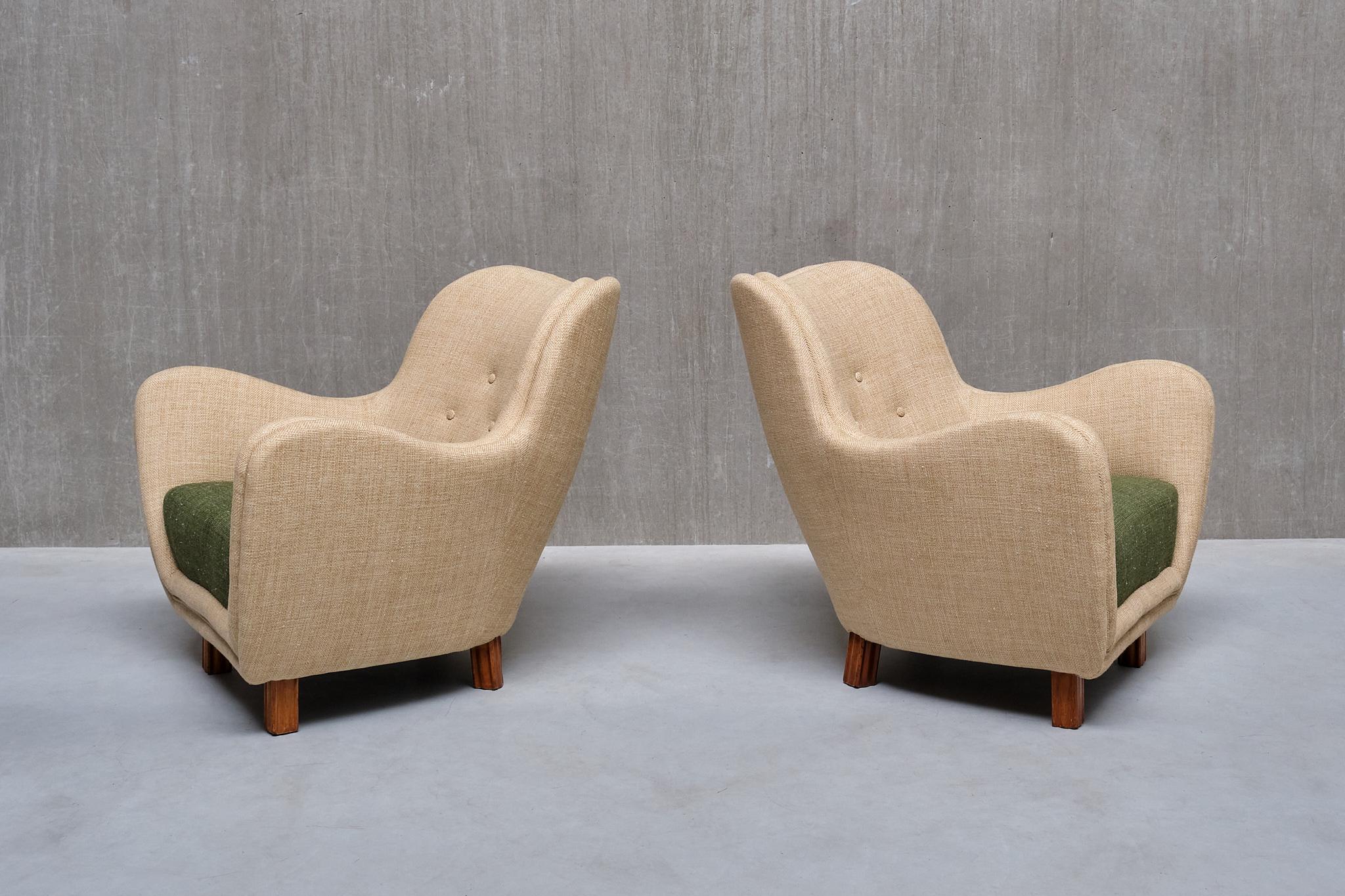 Scandinave moderne Paire de fauteuils Sten Wicéns en tissu Pierre Frey et orme, Suède, années 1950 en vente