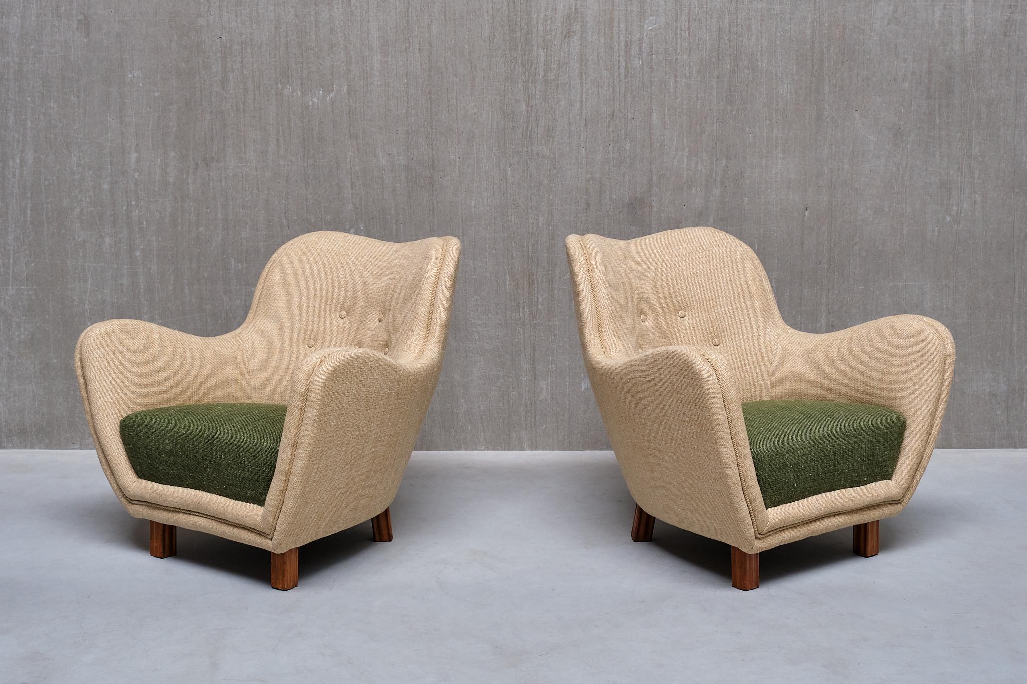 Suédois Paire de fauteuils Sten Wicéns en tissu Pierre Frey et orme, Suède, années 1950 en vente