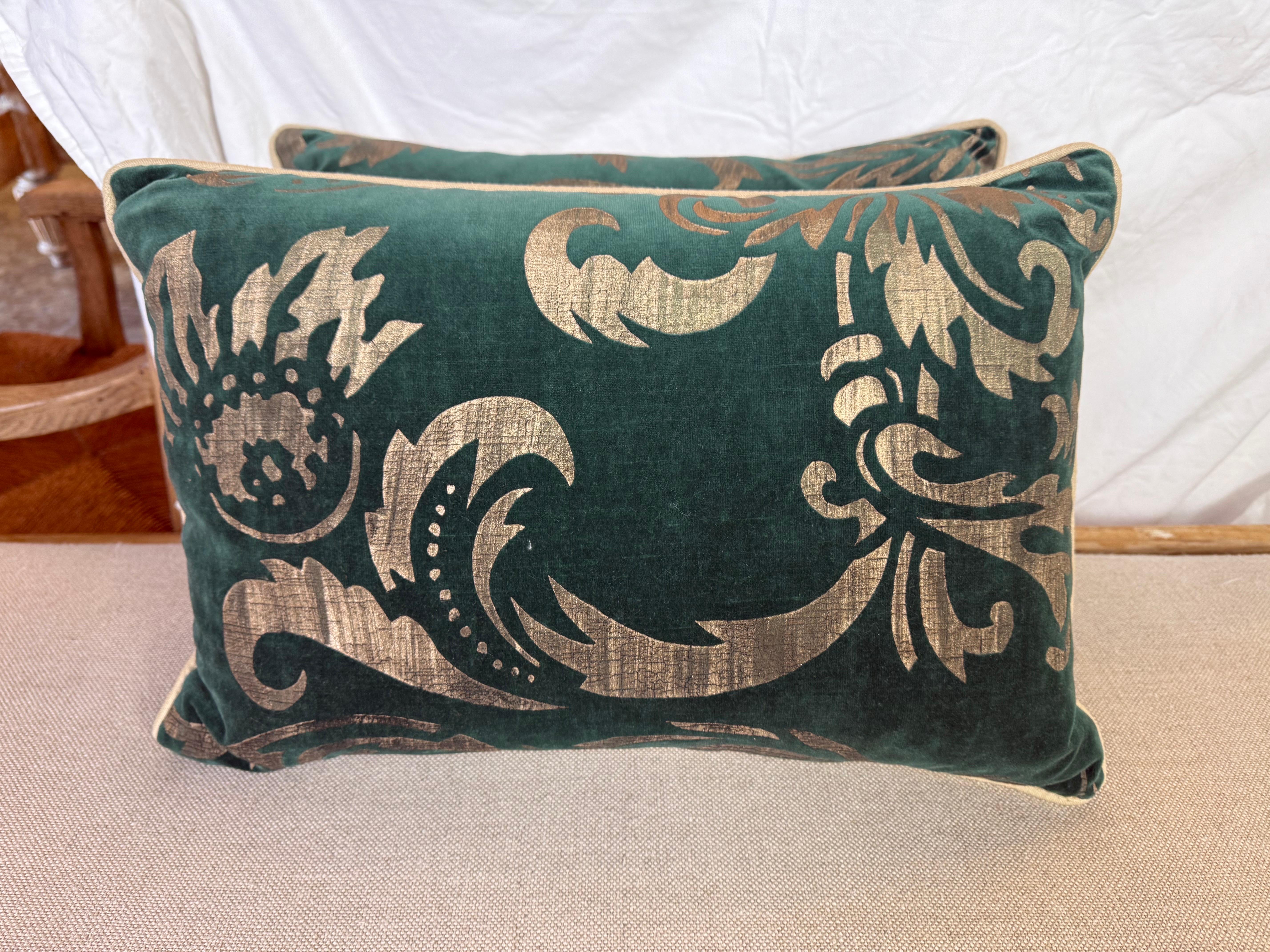 Questi cuscini in velluto con stencil di Nomi presentano un'estetica opulenta e lussuosa, con un tessuto in velluto verde smeraldo come materiale principale. La superficie è ornata da un intricato motivo a stencil dorato, che consiste in audaci e