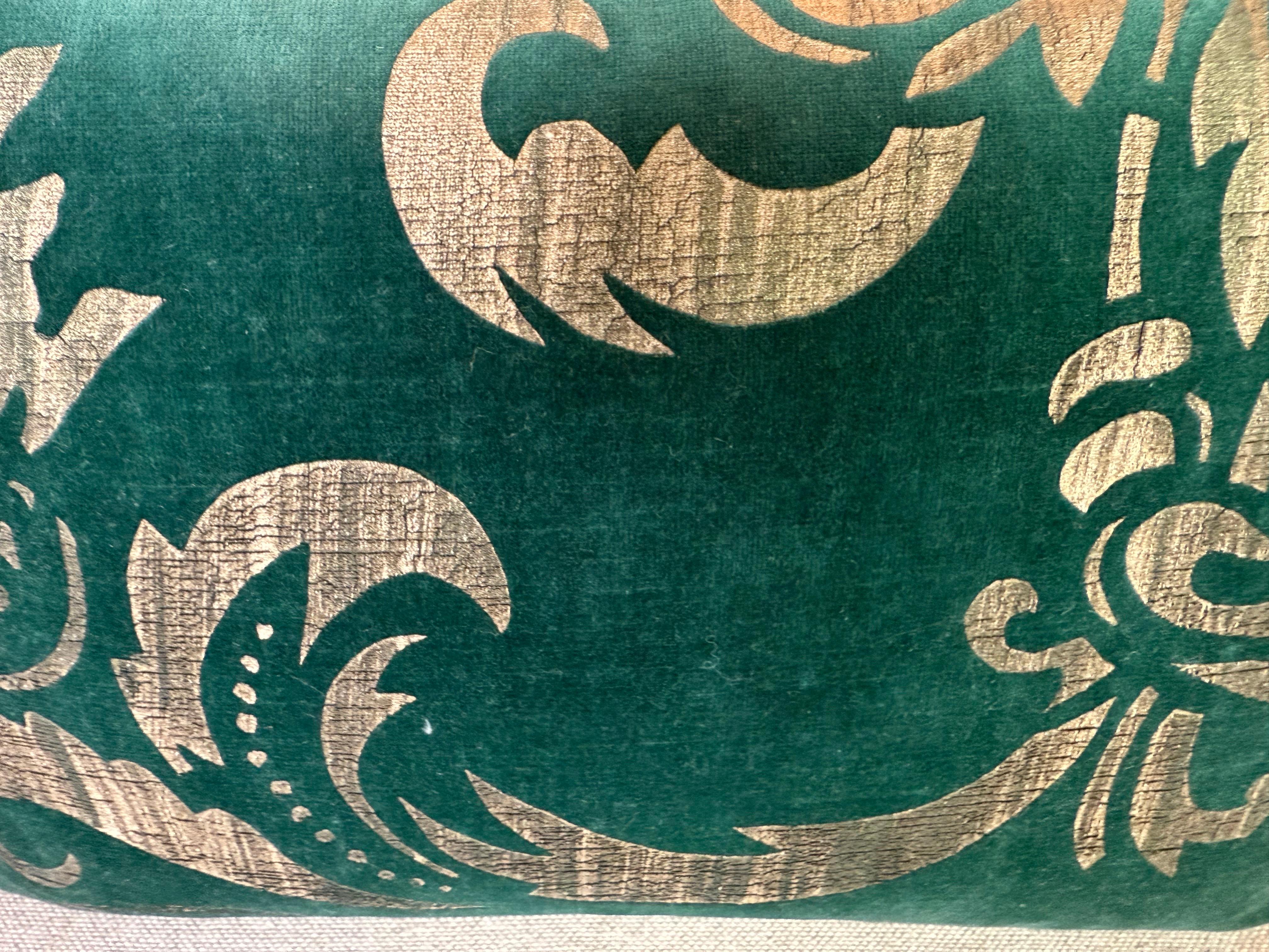 Nordamericano Coppia di cuscini in velluto verde stencilati di Nomi in vendita