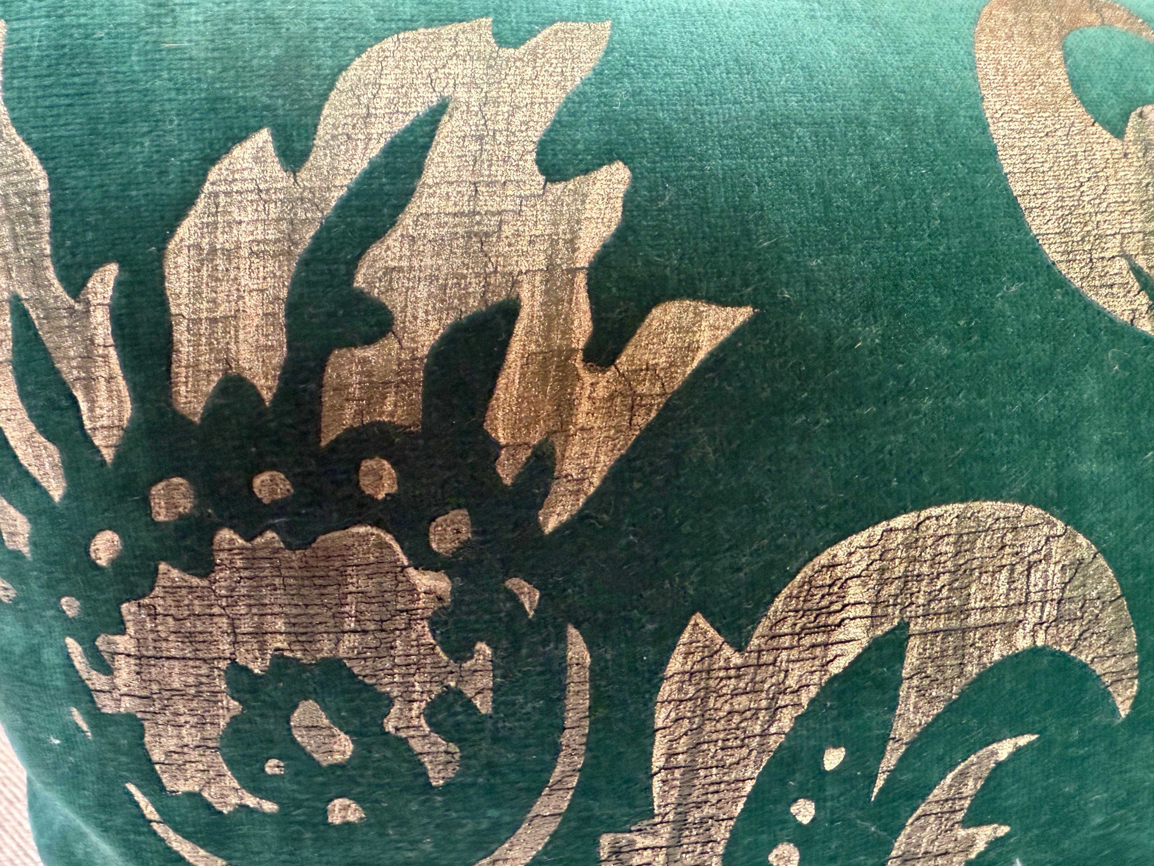 Coppia di cuscini in velluto verde stencilati di Nomi In condizioni Nuovo in vendita a Los Angeles, CA