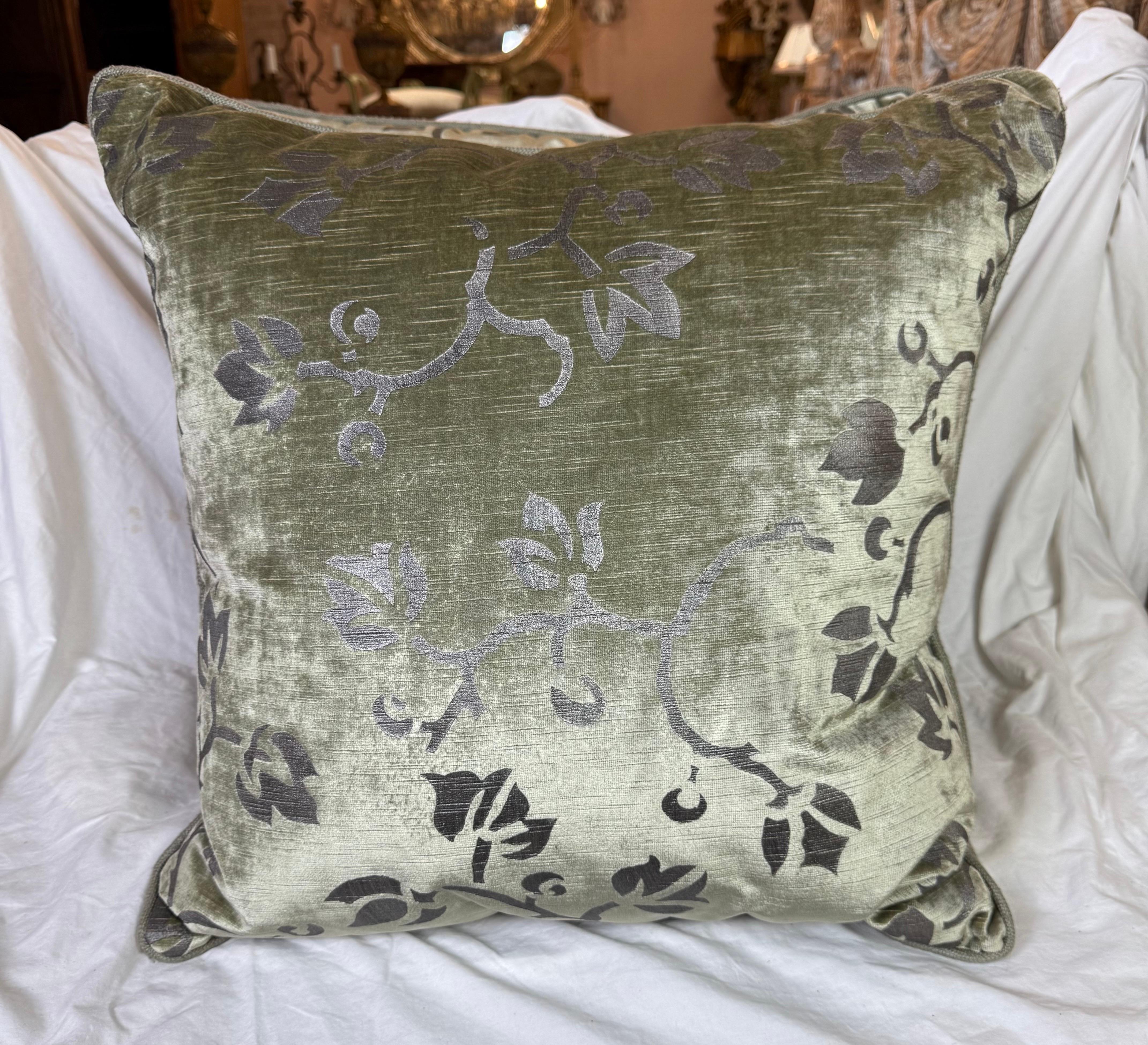 Questi lussuosi cuscini sono caratterizzati dal velluto stencil Nomi in una serena tonalità celeste, splendidamente accentuata da stencil botanici grigio argento che aggiungono profondità e raffinatezza. La texture morbida e vellutata cattura la