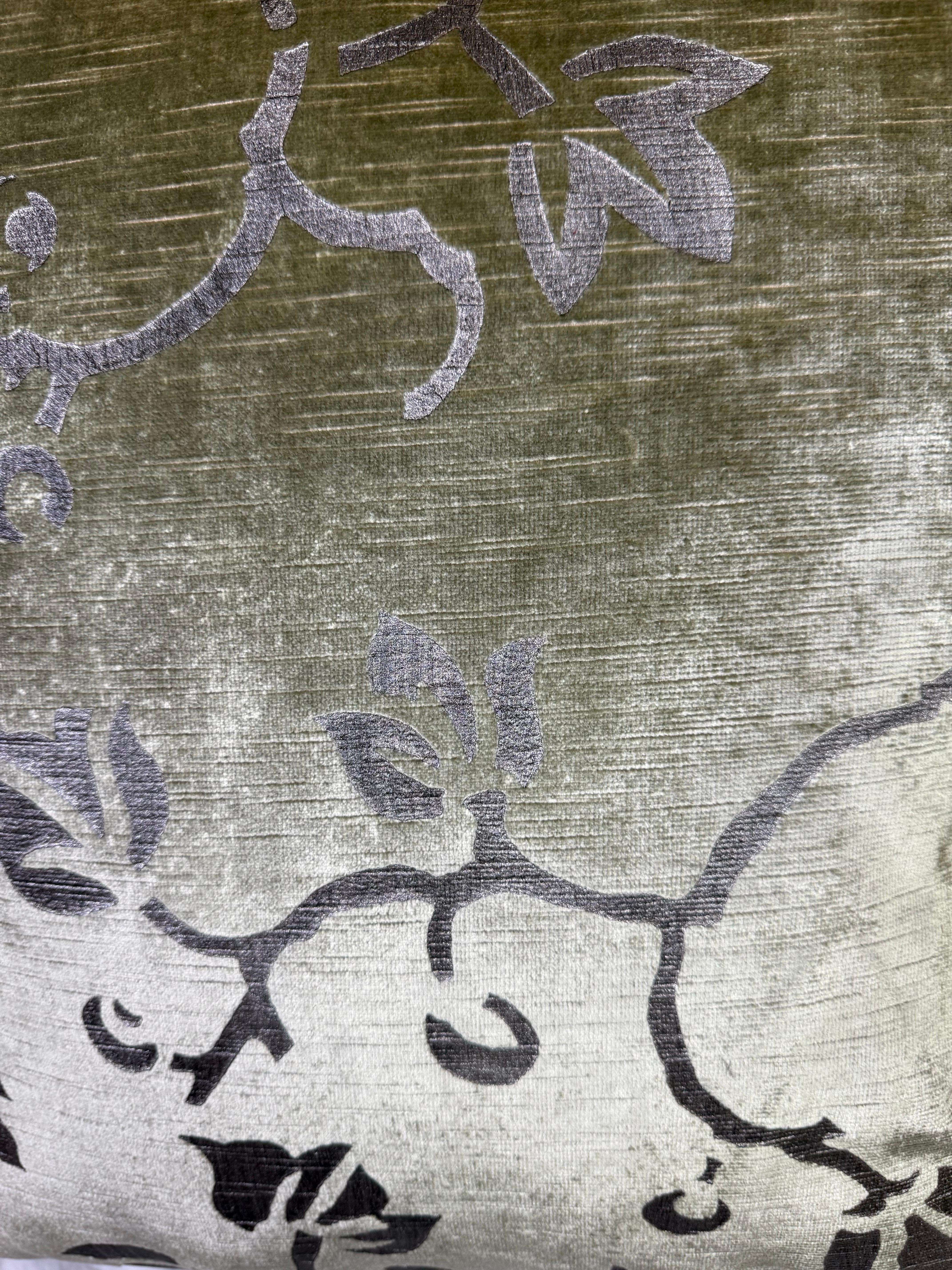 Rococò Coppia di cuscini in velluto Nomi con stencil in vendita