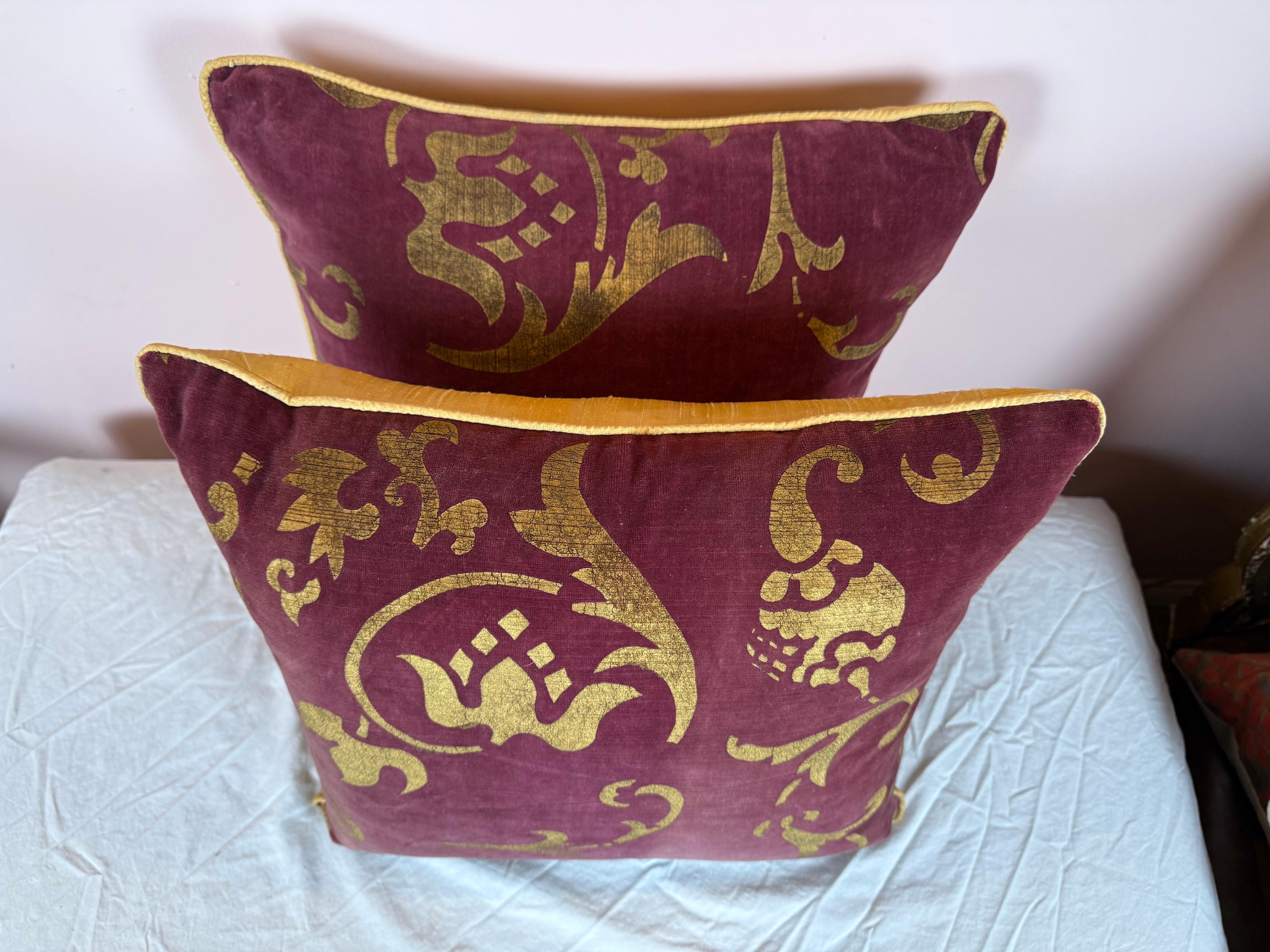 Questa elegante coppia di cuscini è realizzata in lussuoso velluto stencil da Nomi Textiles, uno studio noto per i suoi tessuti artigianali e ricchi di motivi. Il tessuto di base è un profondo velluto rosa polveroso o prugna che emana calore e