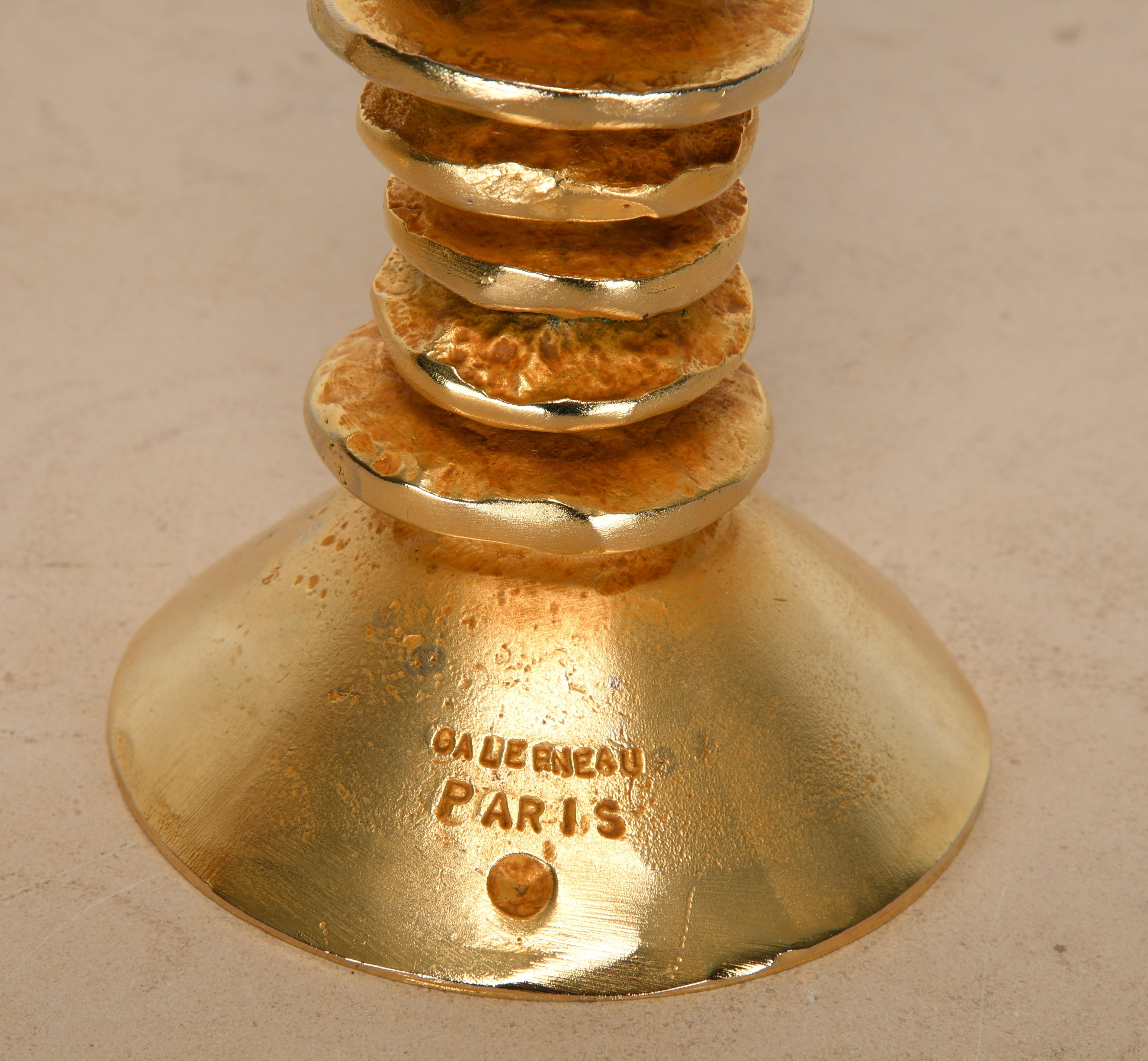 Doré Paire de chandeliers Stephane Galerneau en étain plaqué or, années 1990
