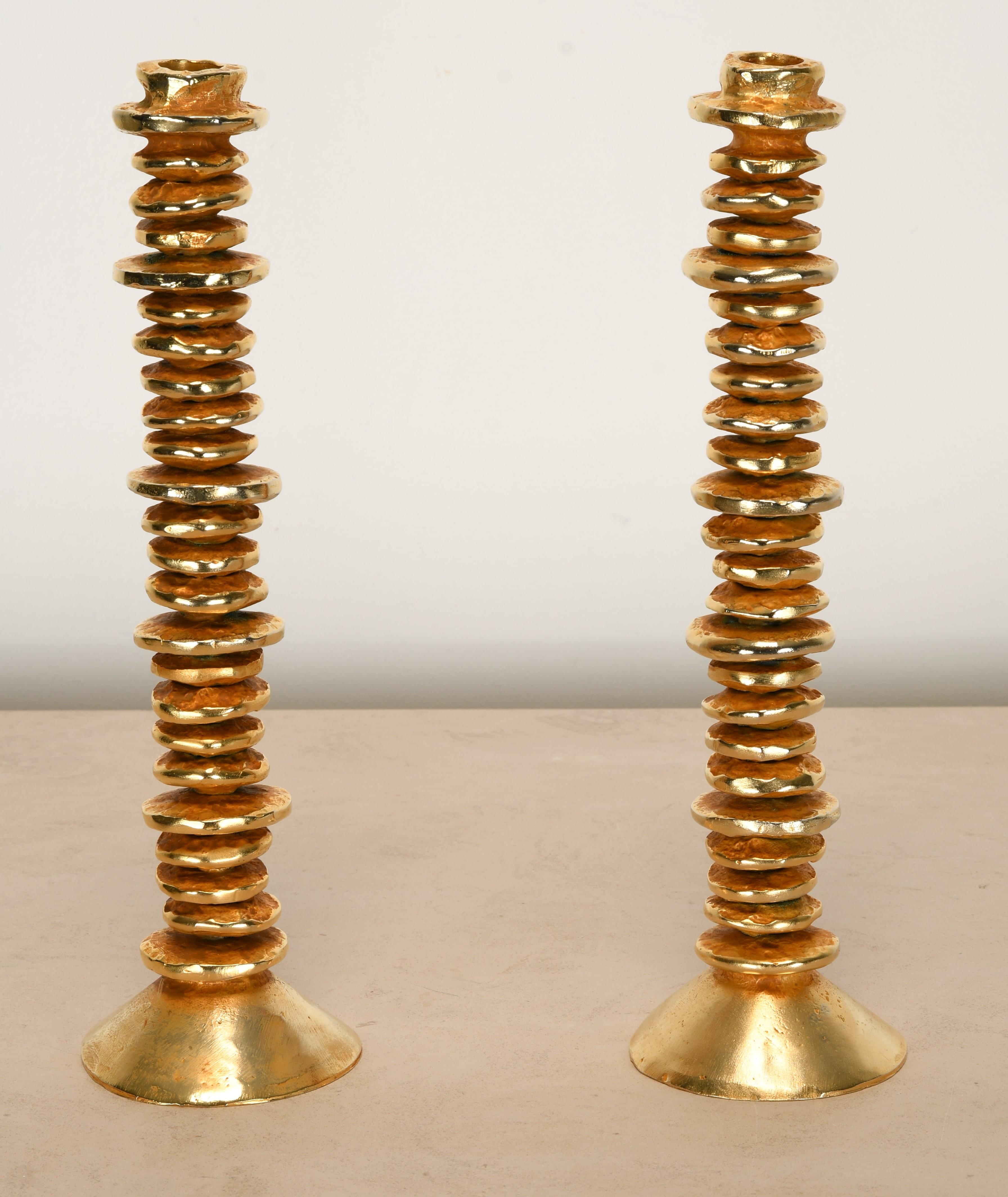 Étain Paire de chandeliers Stephane Galerneau en étain plaqué or, années 1990