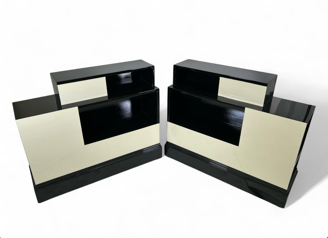 Nous proposons une paire de rares guéridons Art Déco en ébène et en ivoire. Chaque étagère/support comporte des espaces de rangement à l'avant, sur les côtés et un espace de rangement à l'arrière.  Ces pièces en bois, construites en noyer, ont été