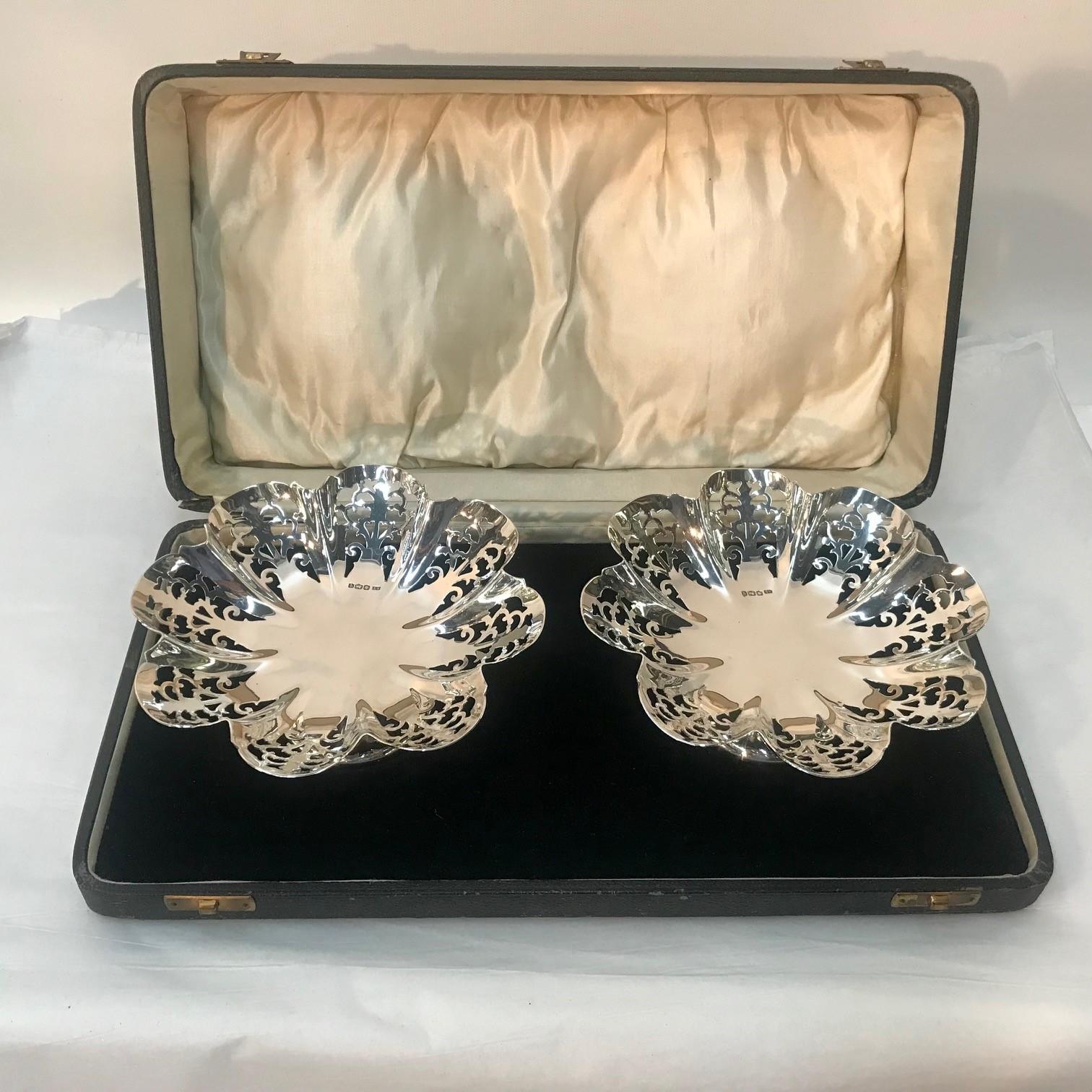 Mid-20th Century Pair of Sterling Low Tazzae For Sale