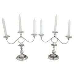Paar Repousse-Kandelaber aus Sterling