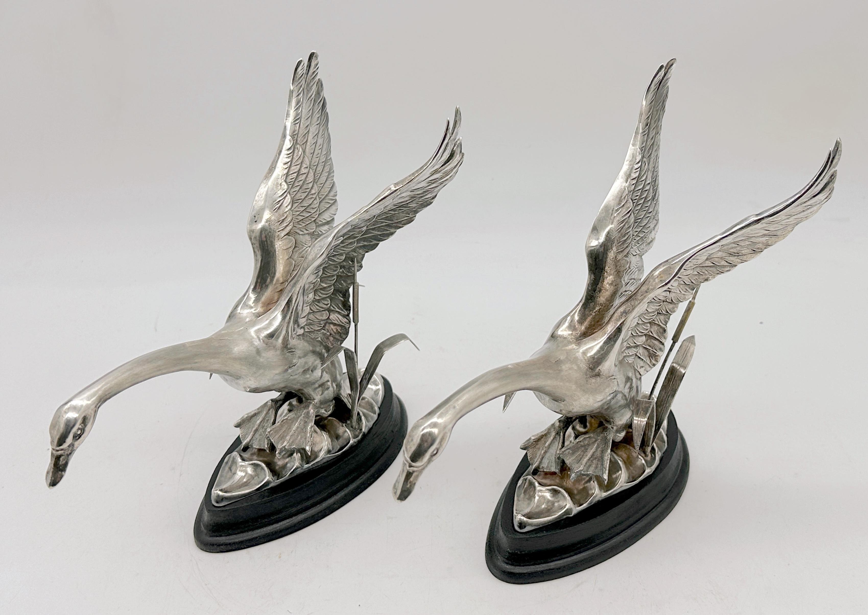 Paire de sculptures de cygnes volant dans un paysage, Espagne, vers les années 1960 en vente 4