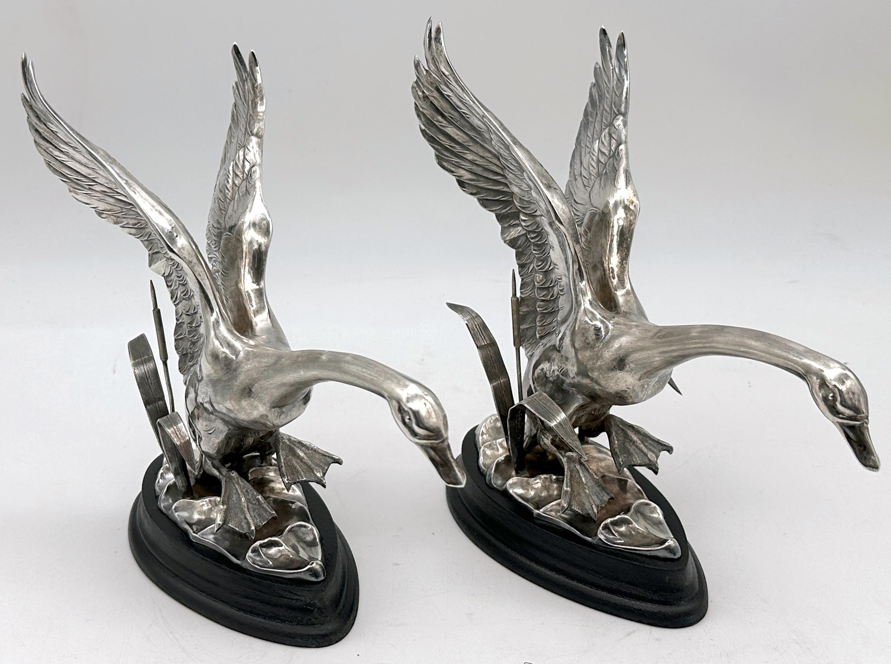 Moderne Paire de sculptures de cygnes volant dans un paysage, Espagne, vers les années 1960 en vente
