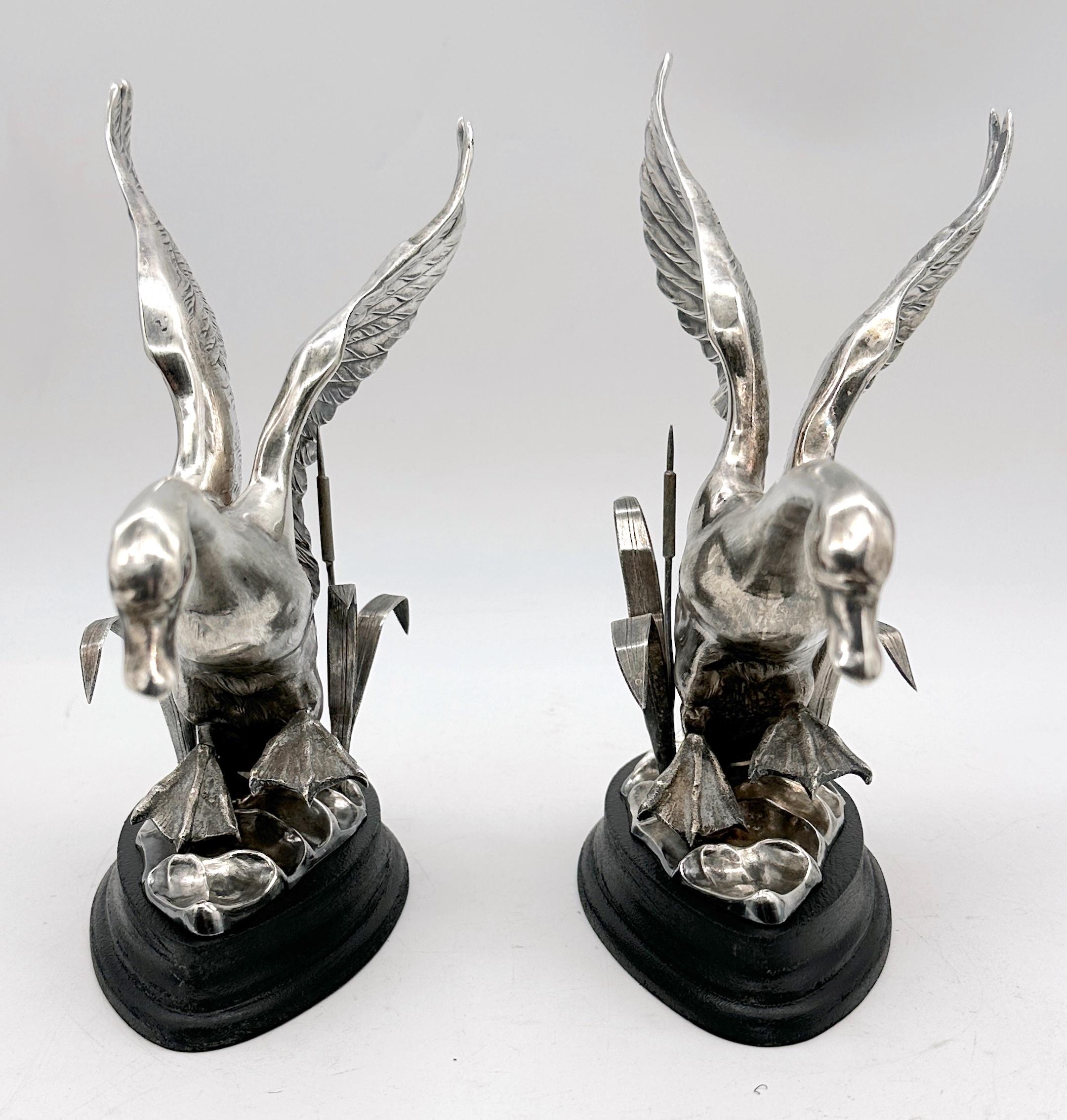 Espagnol Paire de sculptures de cygnes volant dans un paysage, Espagne, vers les années 1960 en vente